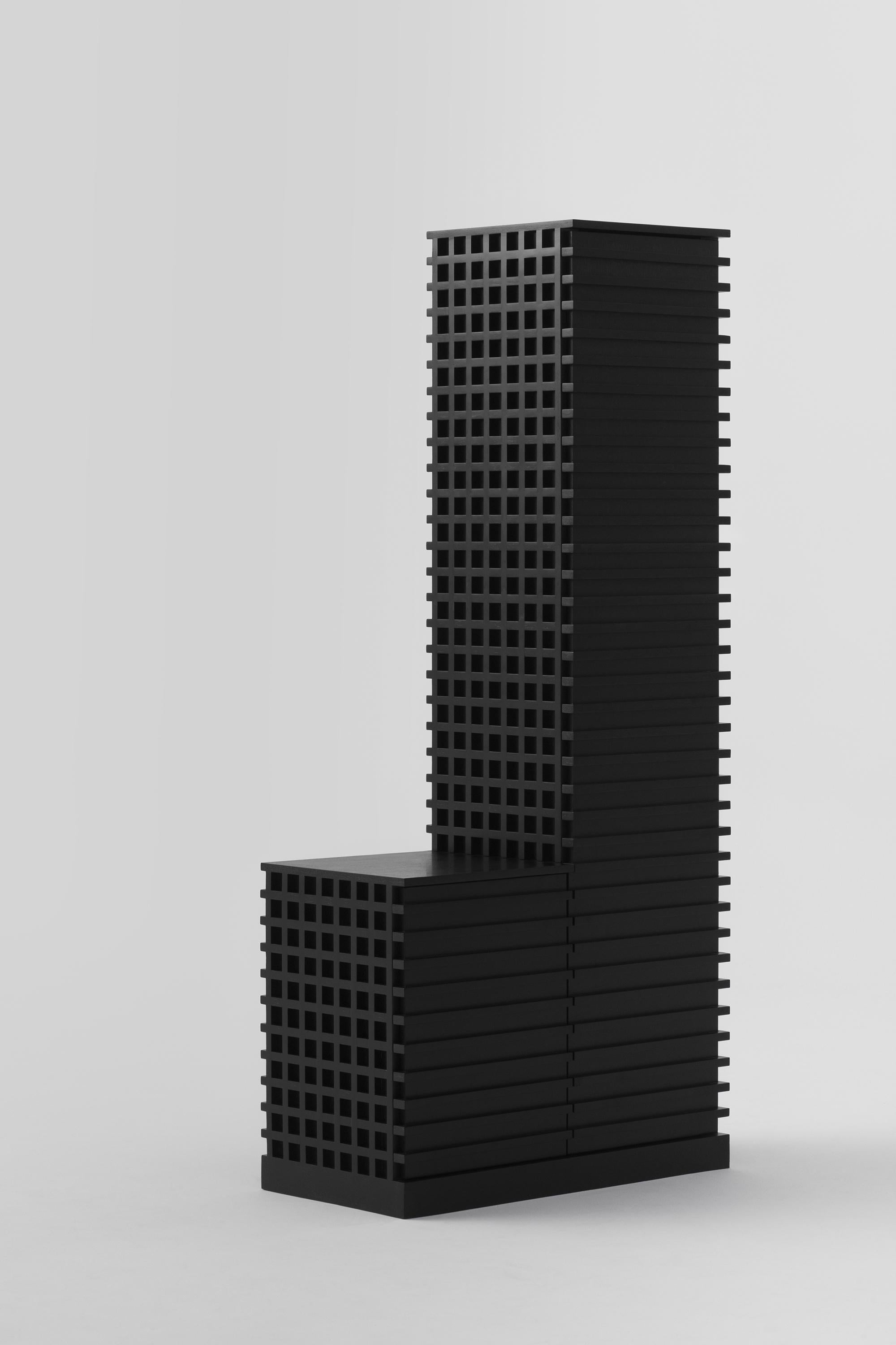 Meuble de rangement cubic Pillar de l'Atelier V&F
Edition limitée à 5+2AP pièces.
Dimensions : D 45,5 x L 103,5 x H 219,5 cm. 
Matériaux : Chêne.

Pilier cubique, blocs et lignes est la suite de notre exploration sur les
la nature du design.