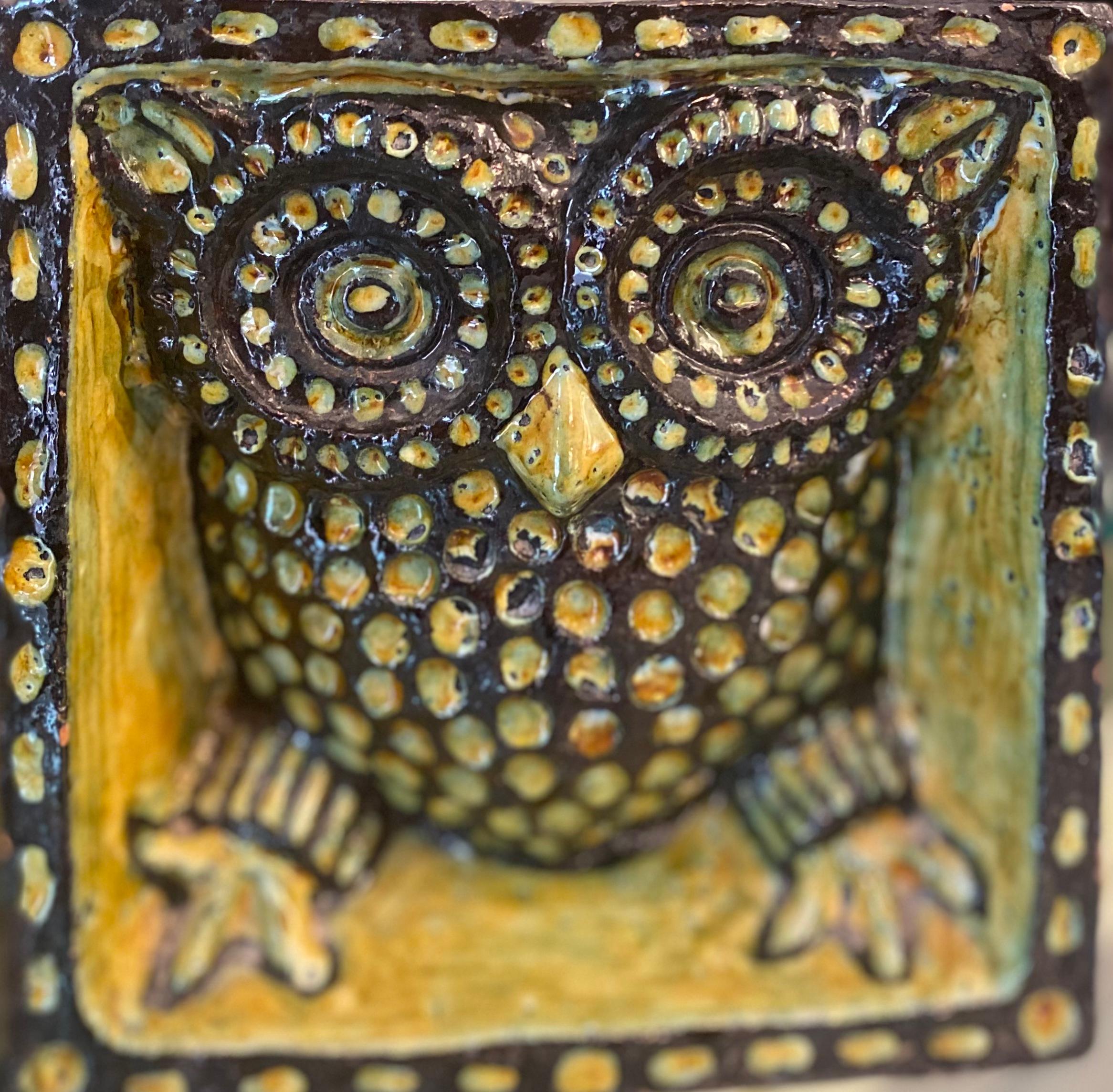 Cubic sculpture Owls
Red clay glazed in yellow and black
W 18 x H 18 x D 7
Signature on the back
circa 1970
Perfect condition

Price : € 750,00.