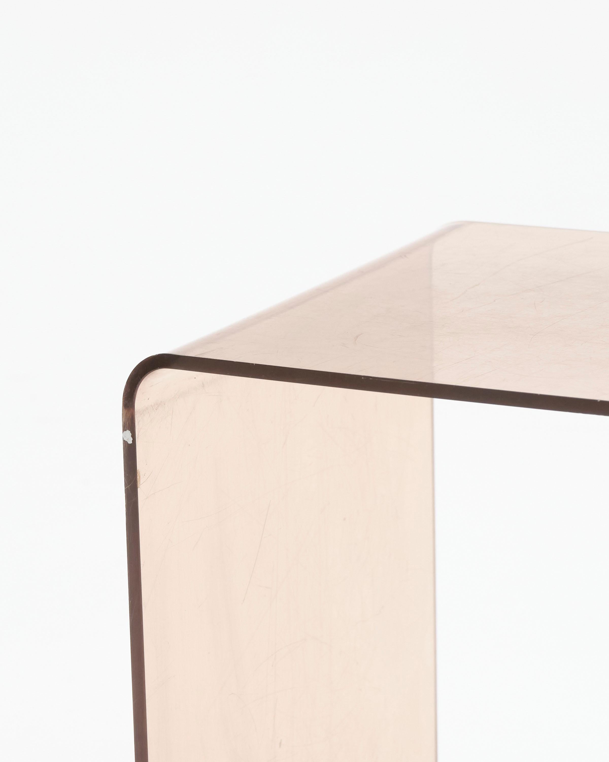 Mesa auxiliar cúbica de plexiglás ahumado, Michel Dumas, años 70 en venta 5