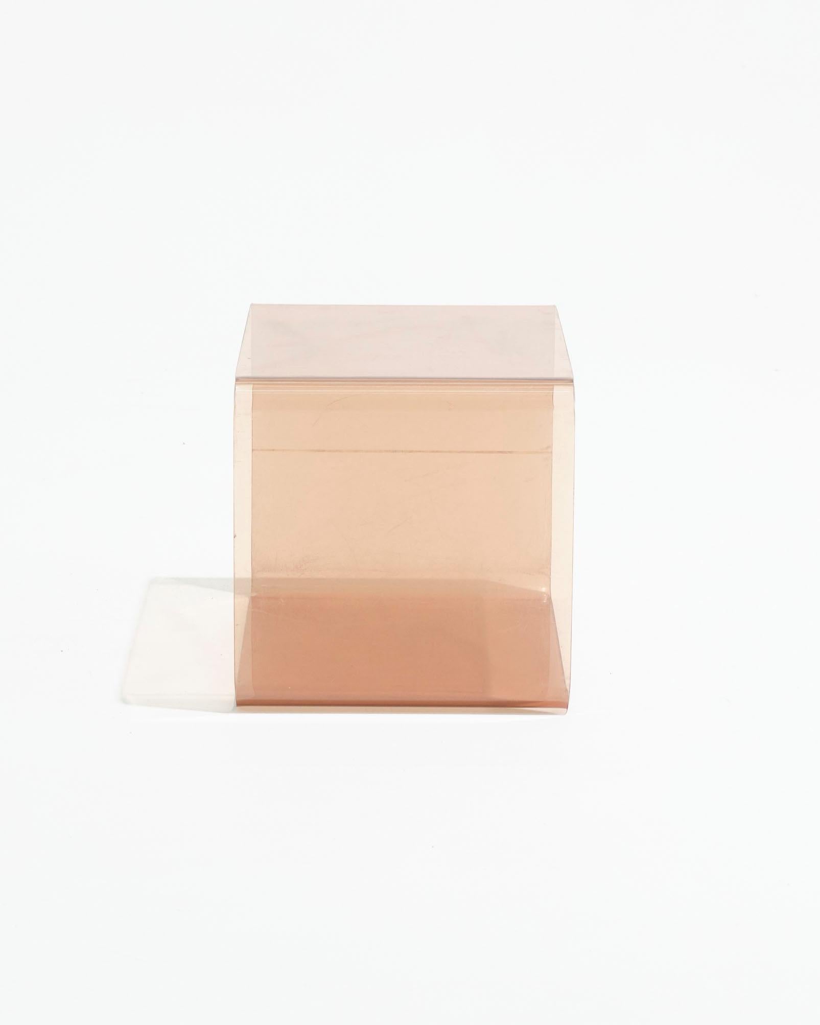 Mesa auxiliar cúbica de plexiglás ahumado, Michel Dumas, años 70 en Bastante bueno estado para la venta en PARIS, FR