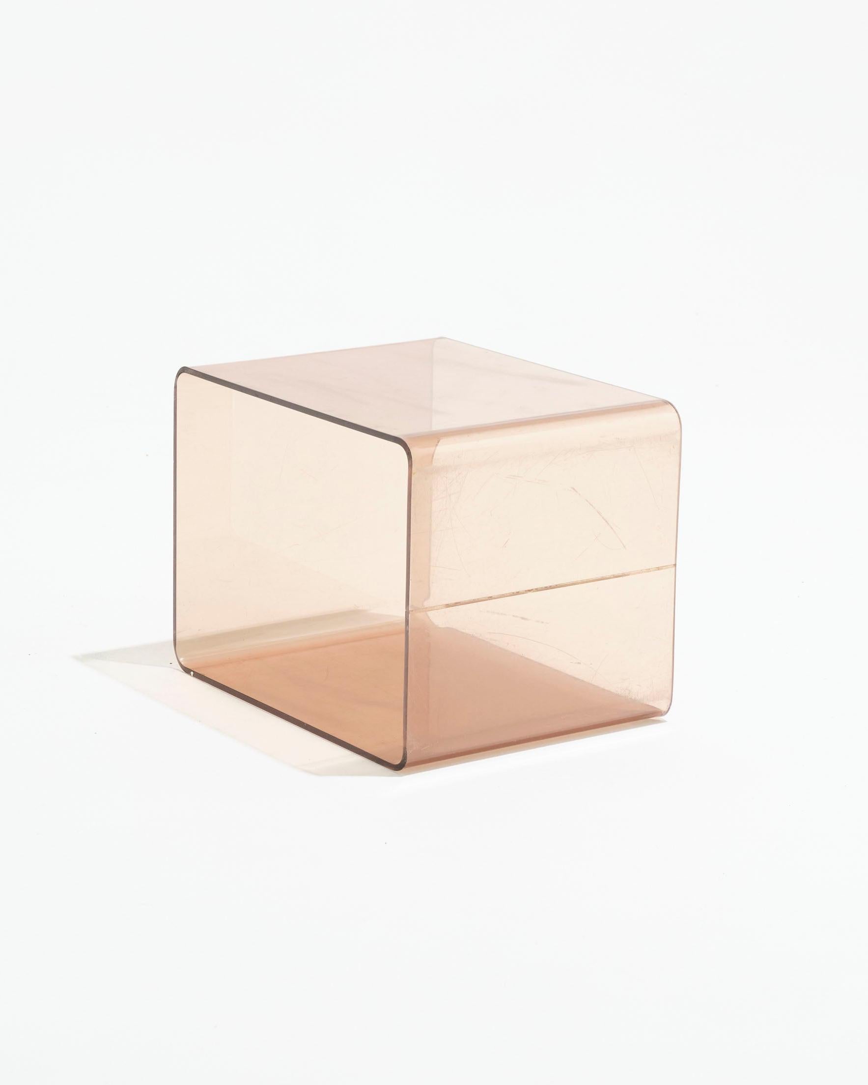 Mesa auxiliar cúbica de plexiglás ahumado, Michel Dumas, años 70 Vidrio en venta