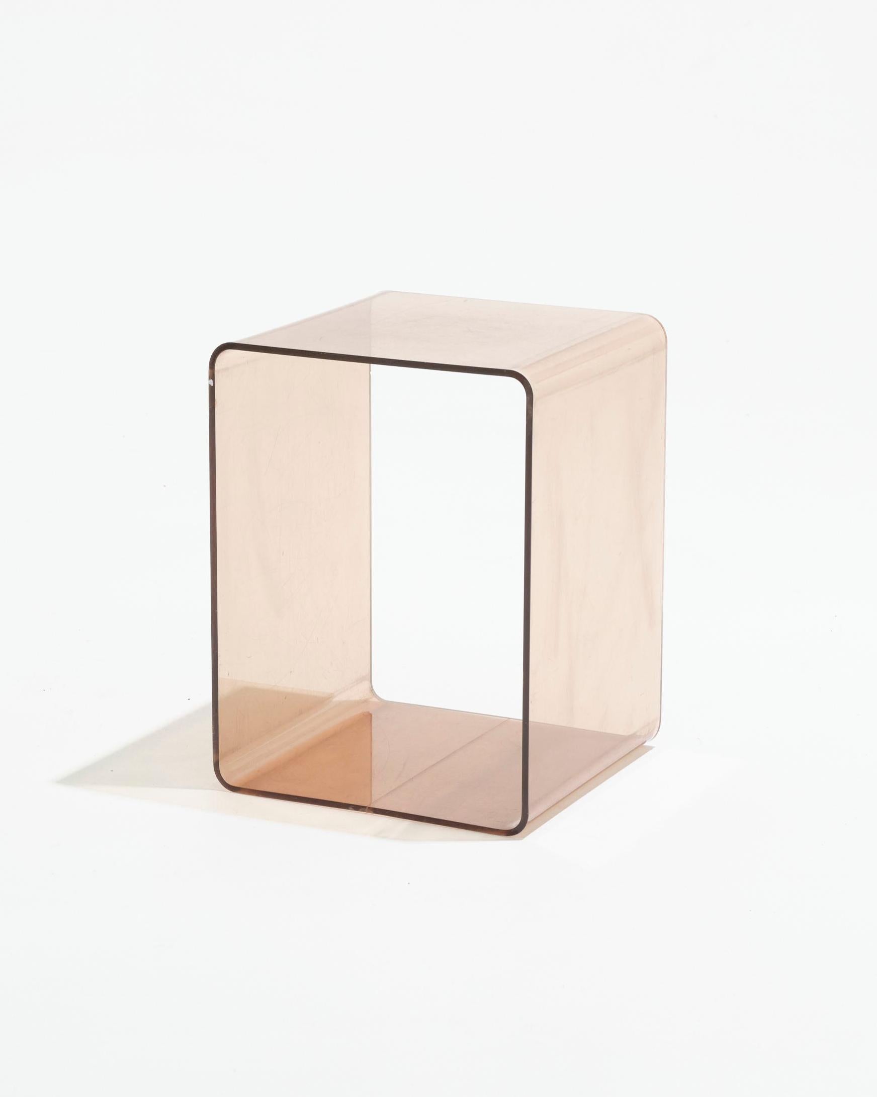 Mesa auxiliar cúbica de plexiglás ahumado, Michel Dumas, años 70 en venta 2