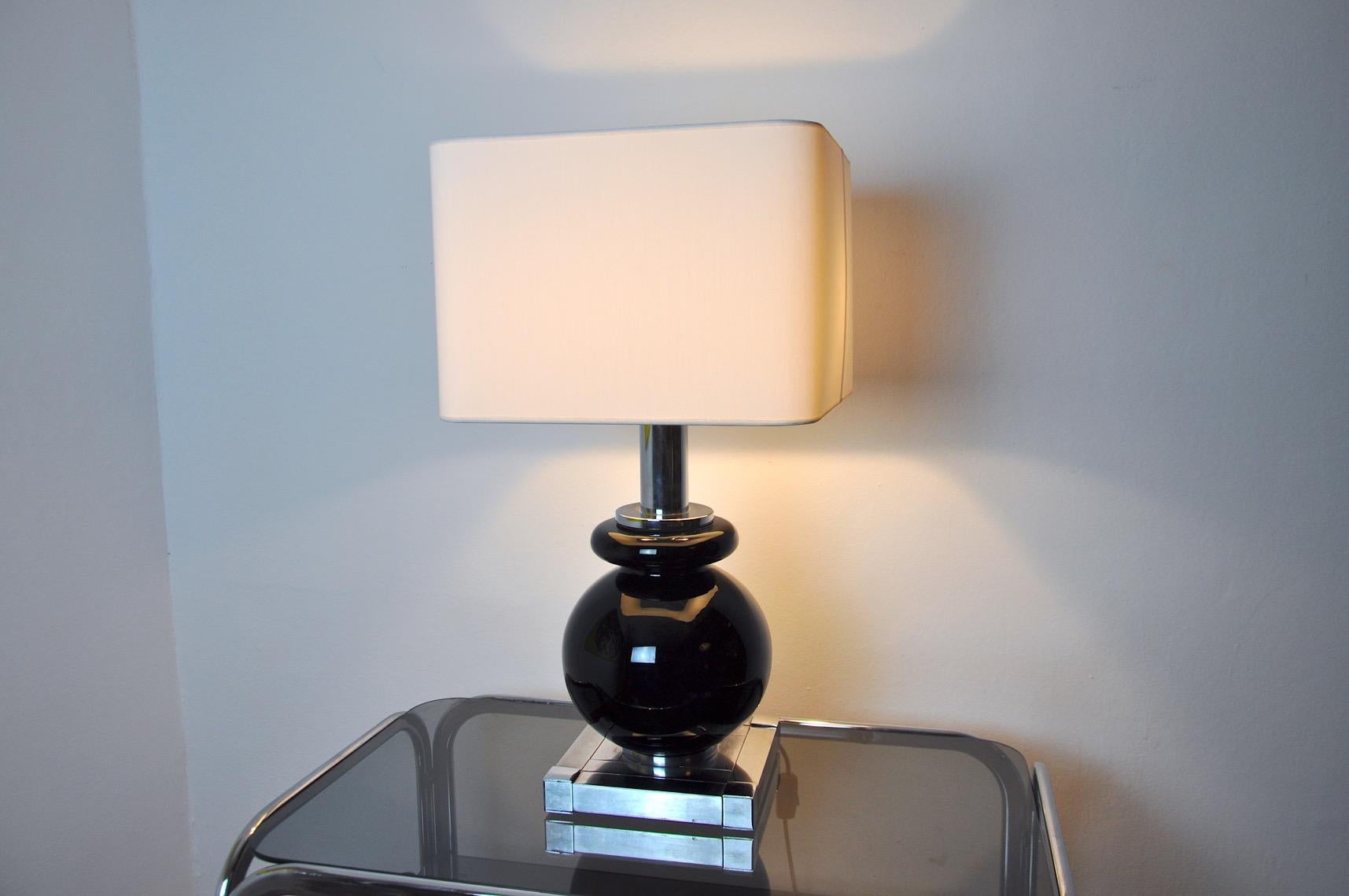 Very beautiful and rare cubic lamp by bd lumica whose design is attributed to Willy Rizzo, produced in Italy in the 1980s. Unique lamp due to its metal base and black lacquered ceramic structure, comparable to a work of art. The lampshade has been