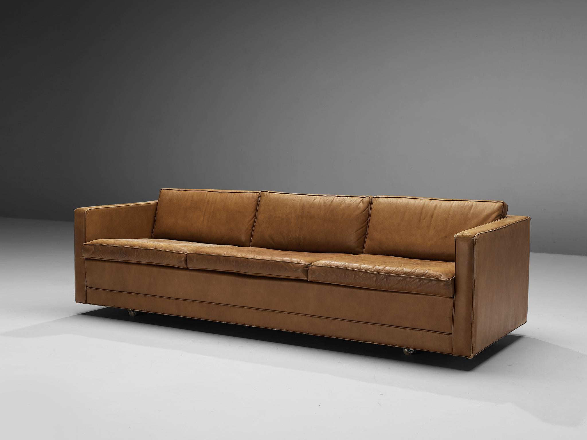 Artifort, Sofa, Leder, Metall, Die Niederlande, 1970er

Dieses kubische Sofa zeichnet sich durch klare Linien aus, die einen kühnen Look ergeben. Die Rückenlehne und die Armlehnen sind auf gleicher Höhe. Der Bezug aus patiniertem braunem Leder