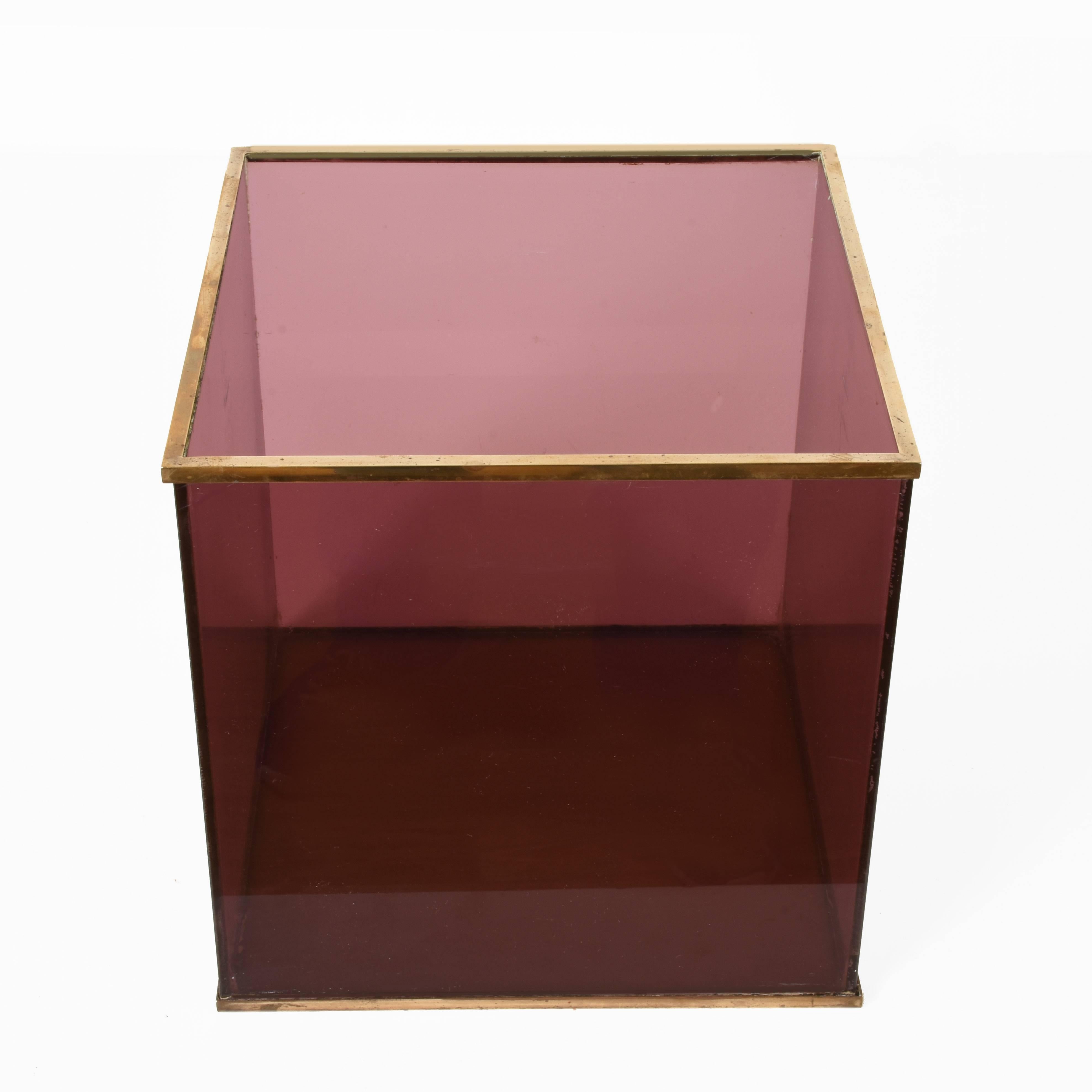 Mid-Century Modern Cubic Violet Lucite and Brass Italian Magazine Rack in Rizzo Style, 1970s For Sale