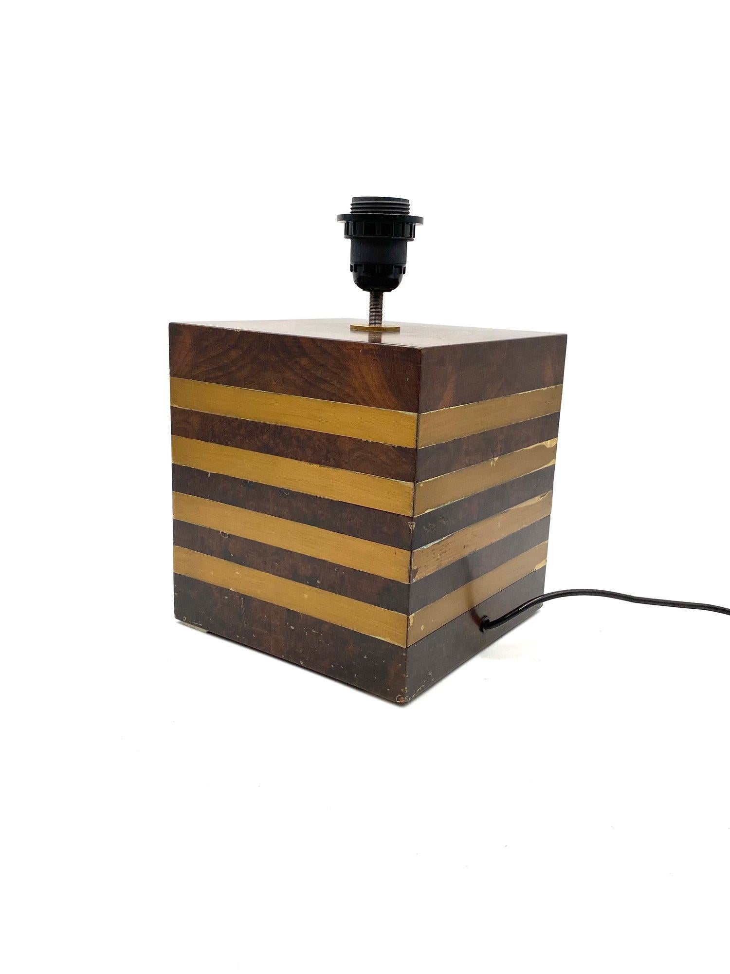 Cubic hollywood regency wooden table lamp base with brass stripes

Italian manufacture, 1970s

33 cm H - 20 x 20 cm

Conditions: very good overall conditions, wear consistent with age and use.