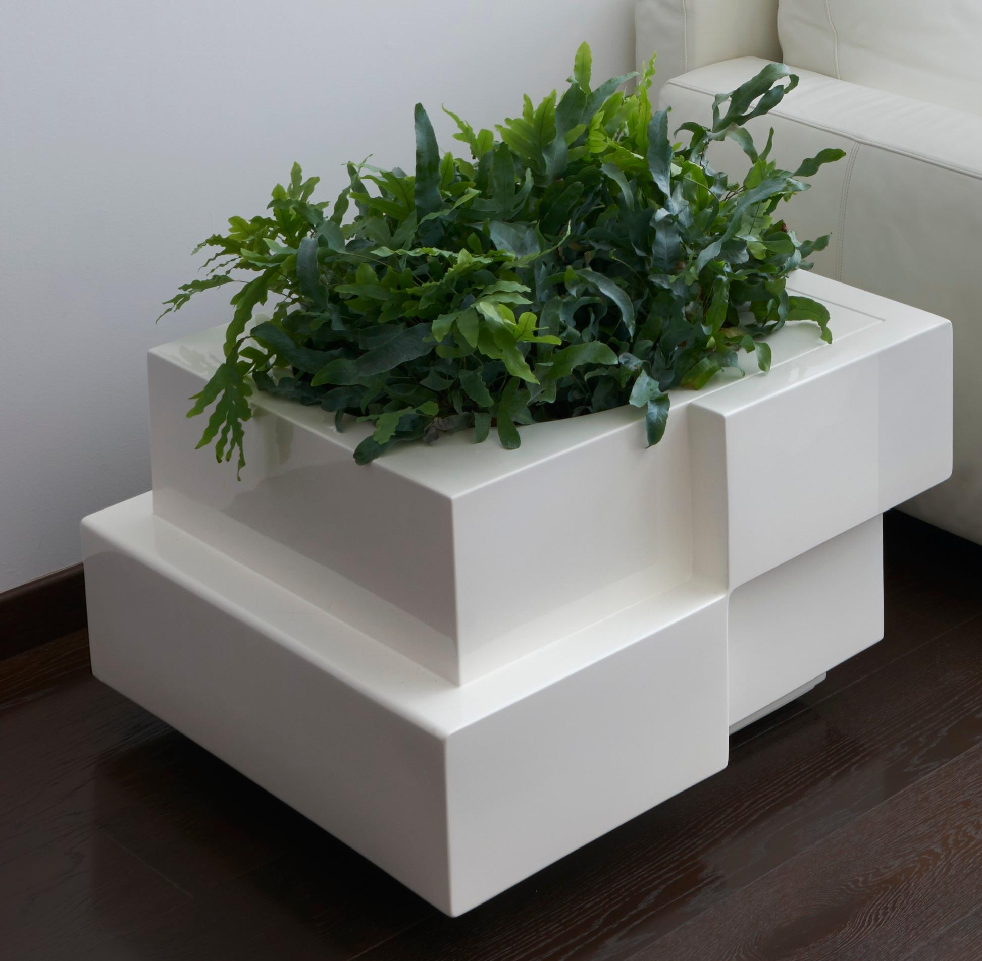 Cubic Yo Glamour Schwarzer Topf von Giulio Cappellini
Abmessungen: T 72 x B 72 x H 46 cm.
MATERIALIEN: Lackiertes Polyethylen.

Räder sind im Lieferumfang enthalten. Dieses Produkt ist für die Verwendung im Innen- und Außenbereich geeignet. Bitte