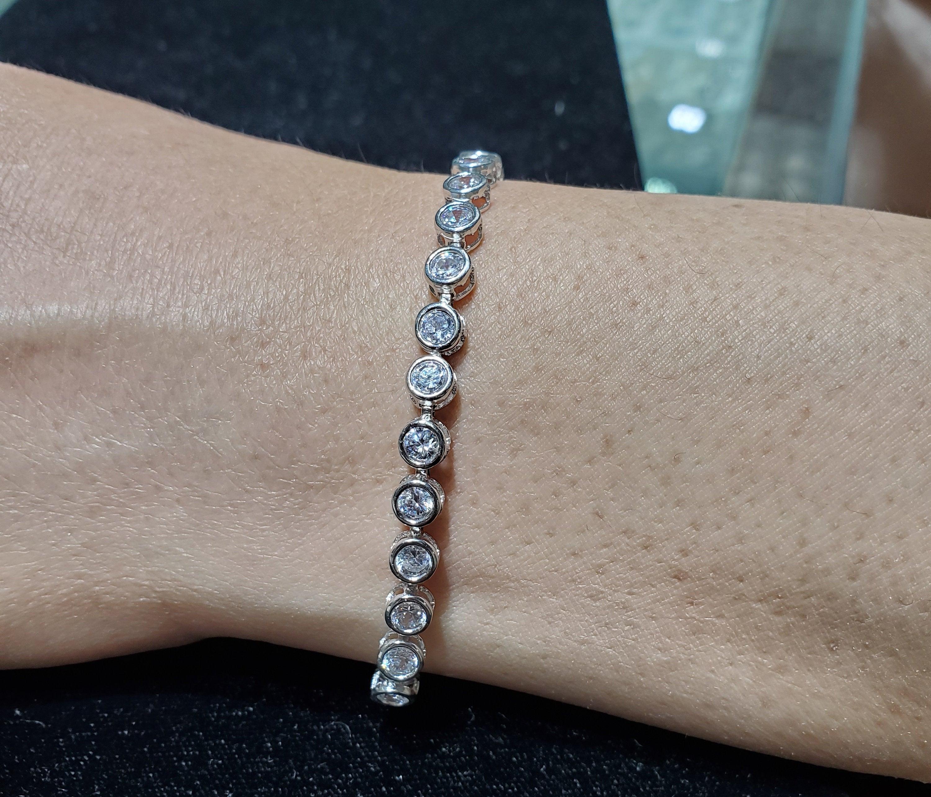 ♥ Descripción de la pulsera de tenis ♥

Piedra principal: Circonita cúbica 
Peso total en quilates: 7,50 ctw
Tipo de Metal: Oro blanco o amarillo de 14 quilates
Longitud de la pulsera: 7 Pulgadas
Ancho de la pulsera: 5 mm
Peso: 10 gramos 

**Se