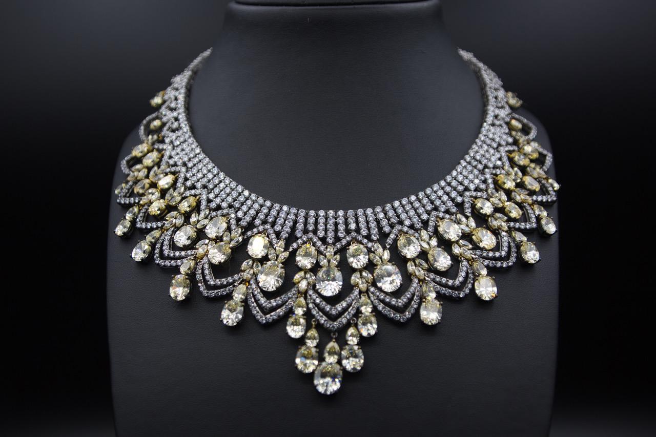 Este magnífico collar de plata atrae todas las miradas. Mide aproximadamente 44 cm de longitud, con una altura central delantera de 7 cm y una discreta trasera de 1,5 cm. La pieza, de intrincada elaboración, está ricamente adornada con brillantes