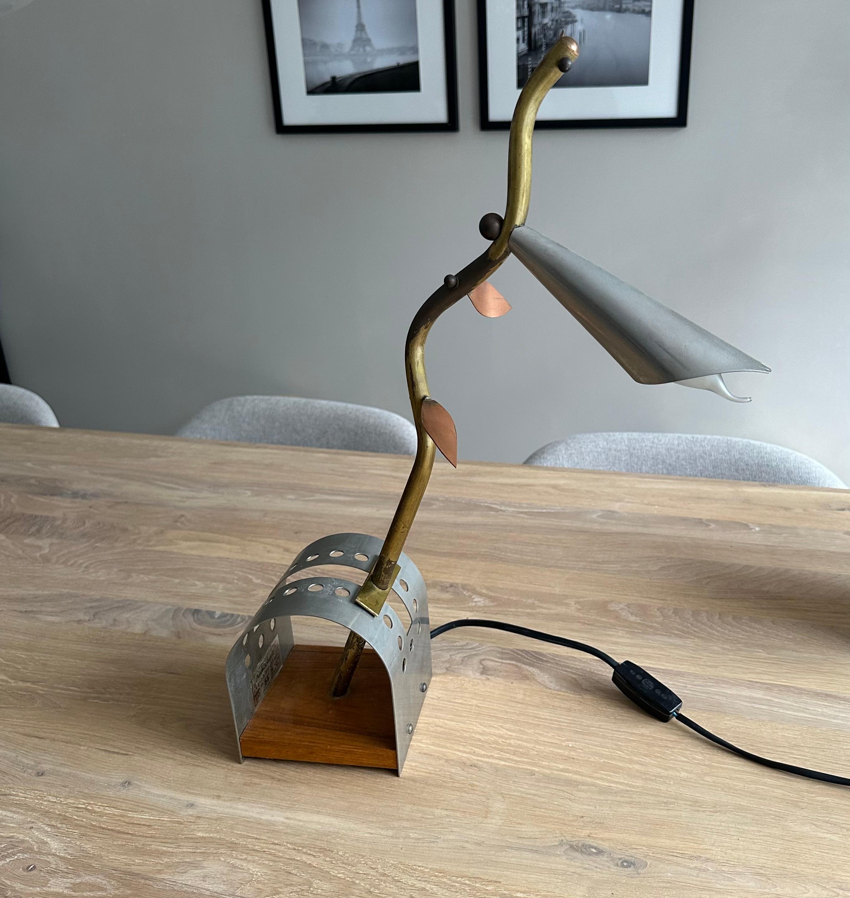 Einzigartige, verstellbare und drehbare, stilisierte Pflanzentischlampe, von 1987. 

Diese seltene und interessante Tischlampe ist die Nummer 65 einer limitierten Auflage von nur 100 Stück und eines der anderen befindet sich im berühmten