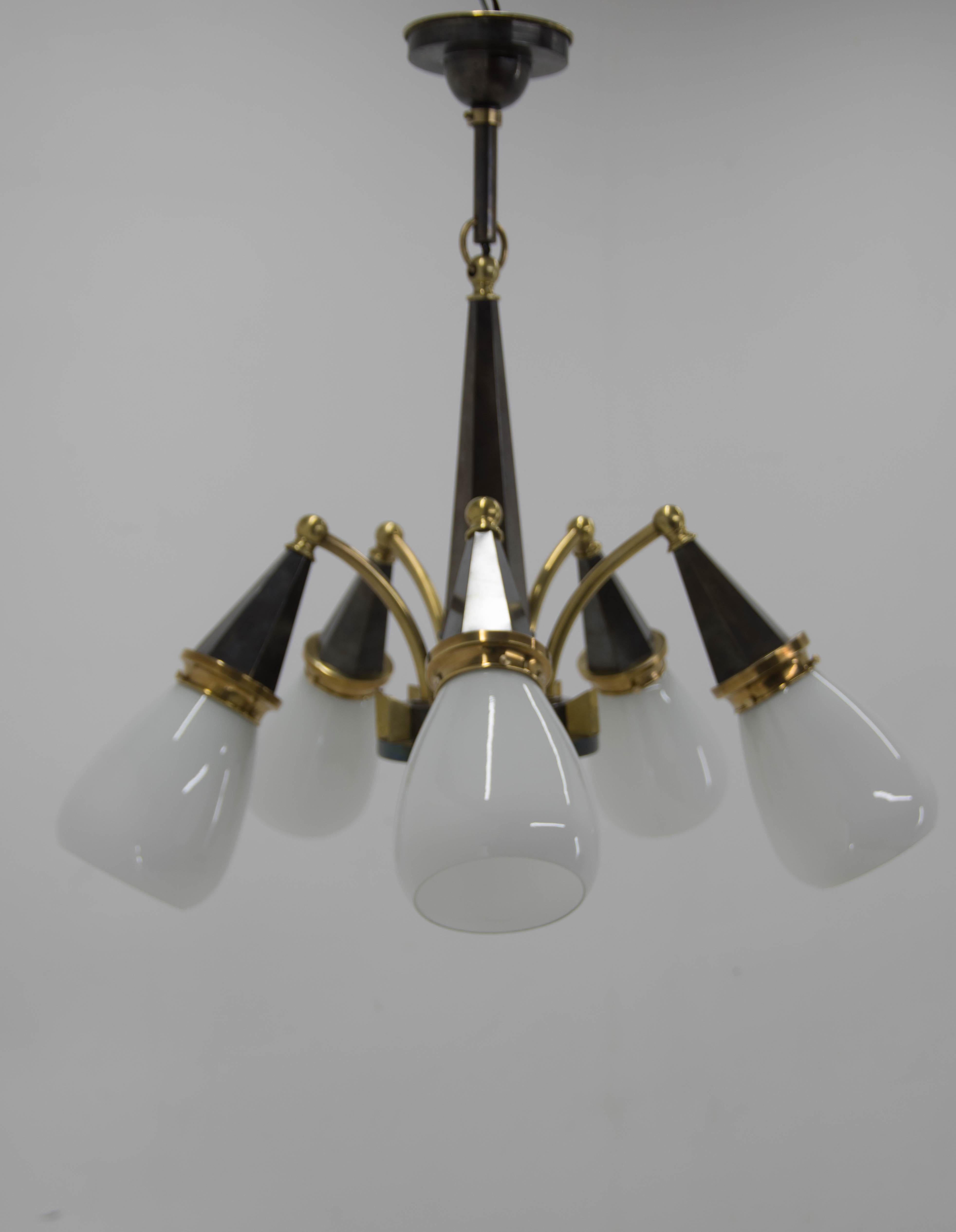 5-flamming brass chandelier in Cubist style.
Professionally restored: polished, rewired.
Opaline glass in perfect condition.
5x40W, E25-E27 bulbs
US wiring compatible.