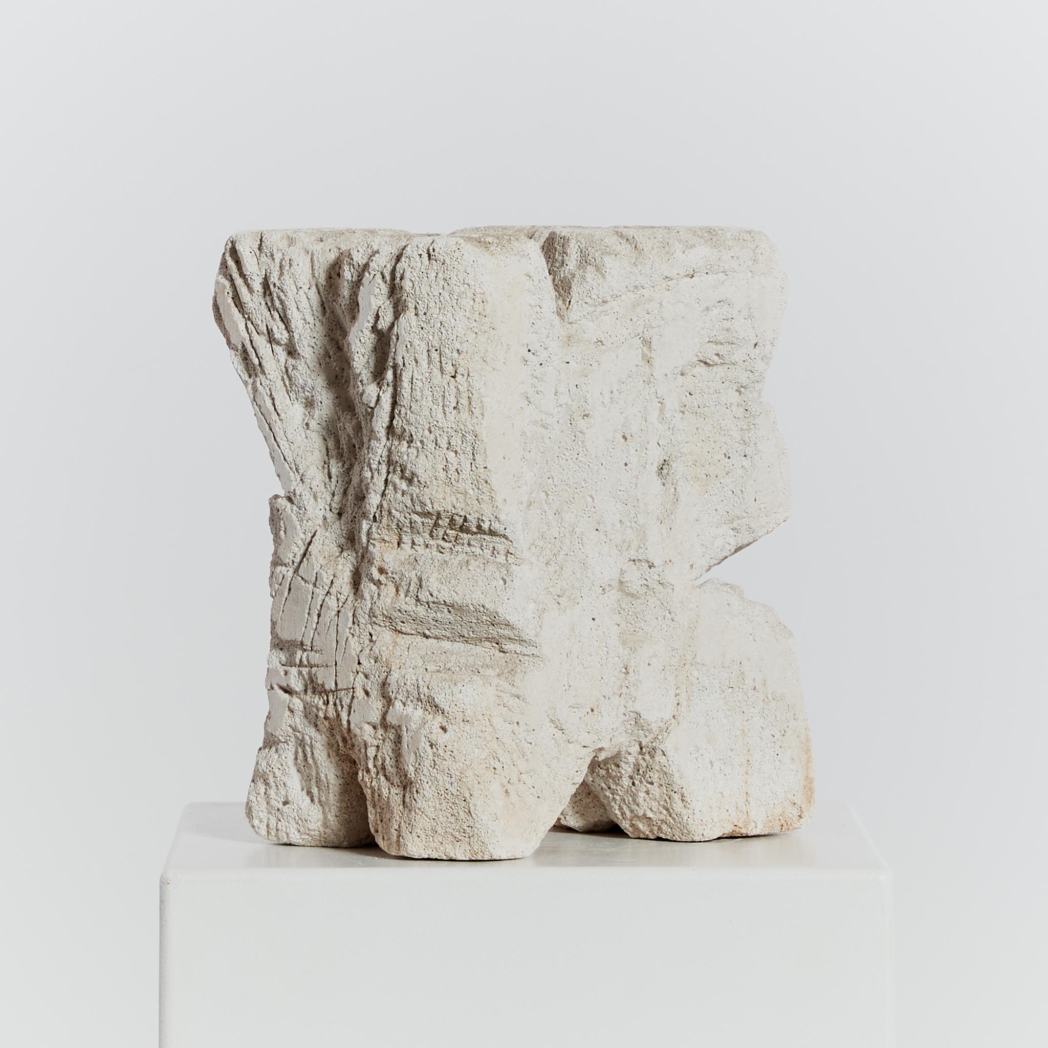 Kubistische abstrakte Skulptur aus Vulkanstein im Angebot 5