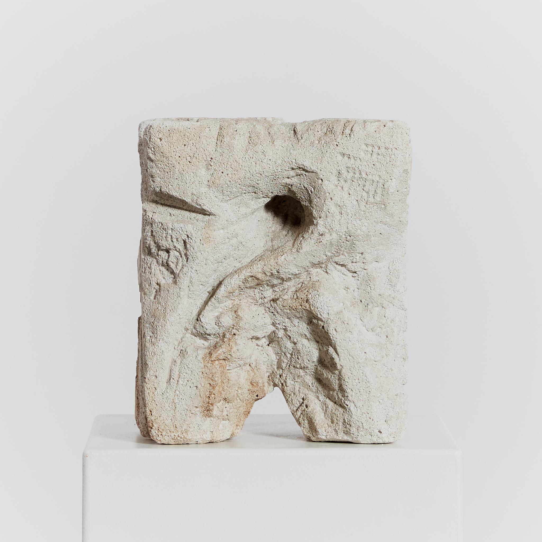 Kubistische abstrakte Skulptur aus Vulkanstein im Angebot 7