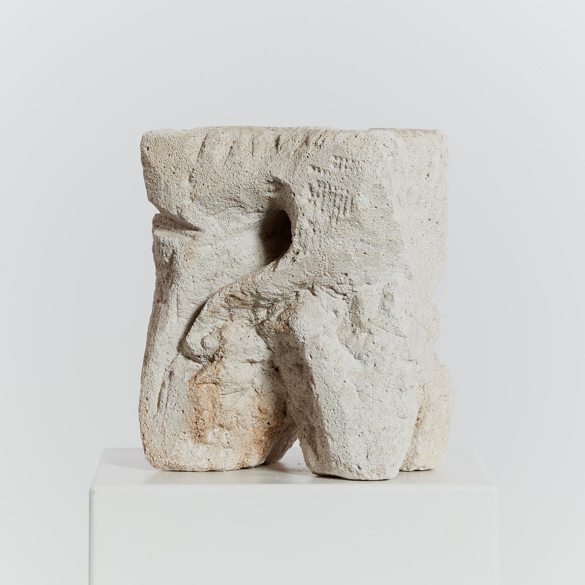 Einzigartige französische kubistisch-abstrakte Skulptur in Ziselierung. Die Skulptur ist von Hand aus porösem Stein gemeißelt und weist eine Vielzahl von kunstvoll gemeißelten Vertiefungen, Markierungen und Rillen auf.
Ein einzigartiges, kunstvolles