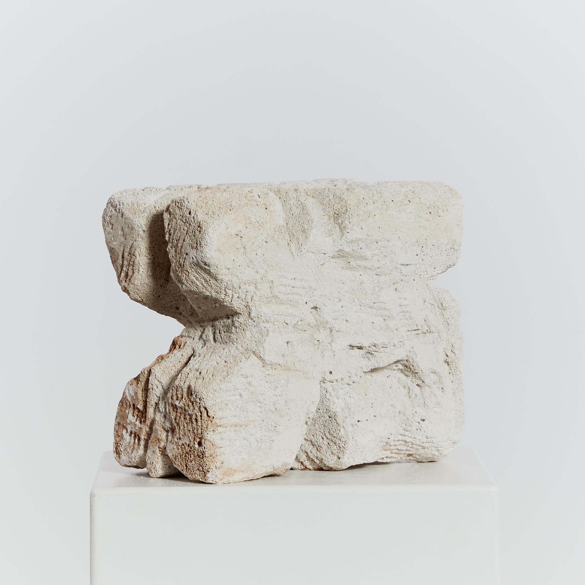 Kubistische abstrakte Skulptur aus Vulkanstein (Französisch) im Angebot