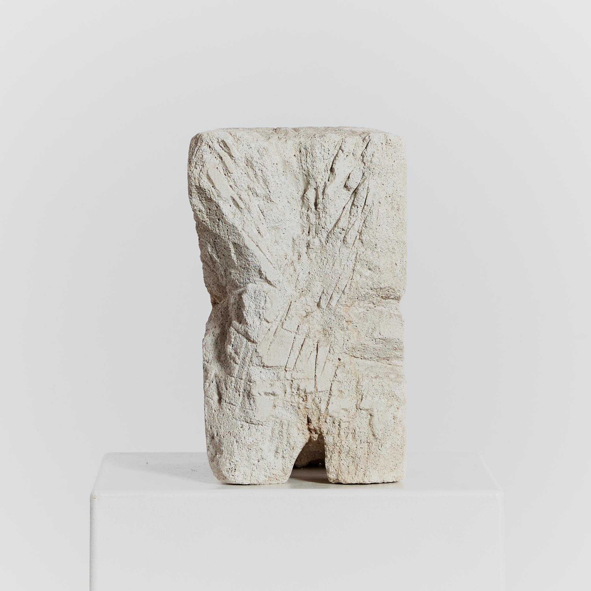 Kubistische abstrakte Skulptur aus Vulkanstein (Ende des 20. Jahrhunderts) im Angebot