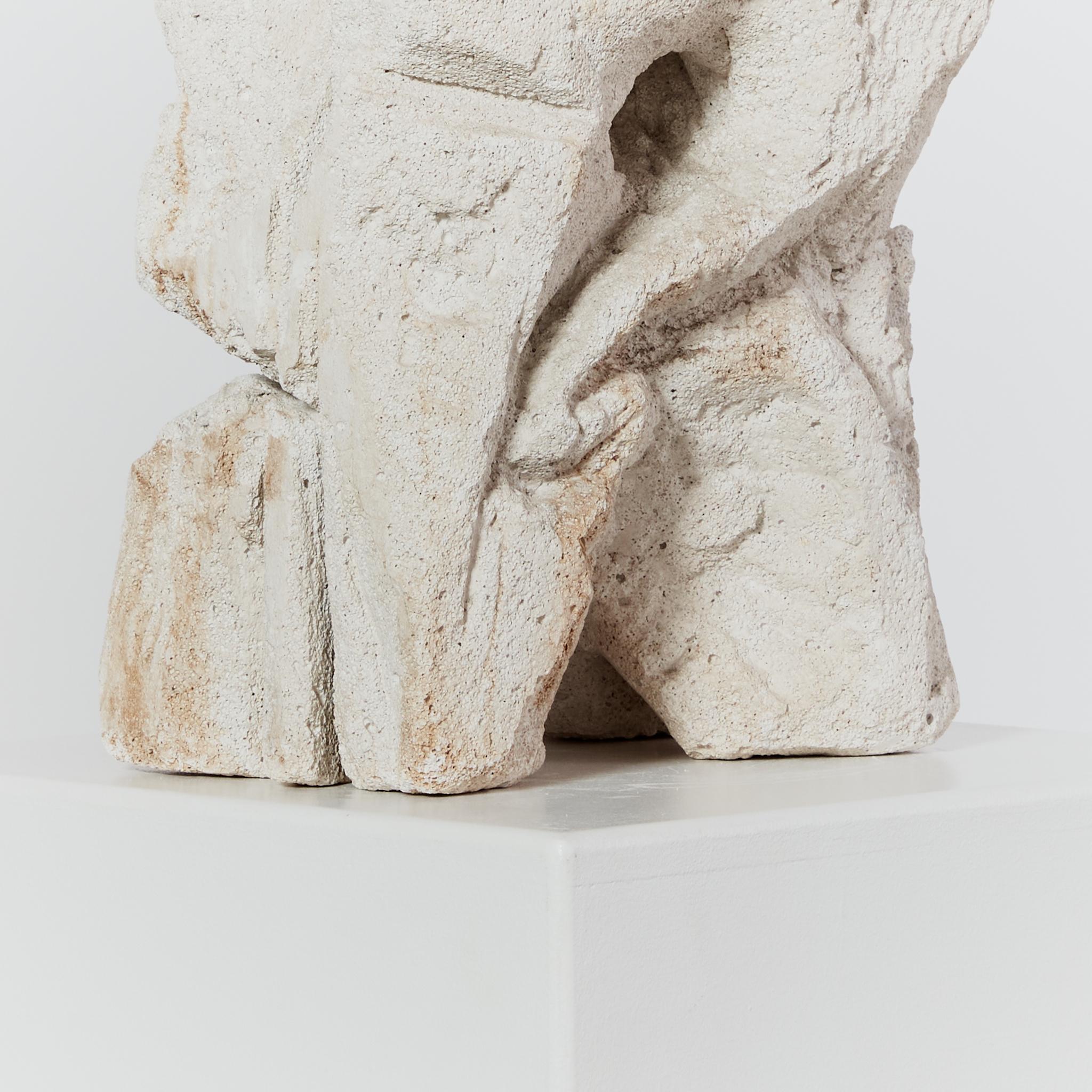 Kubistische abstrakte Skulptur aus Vulkanstein im Angebot 1