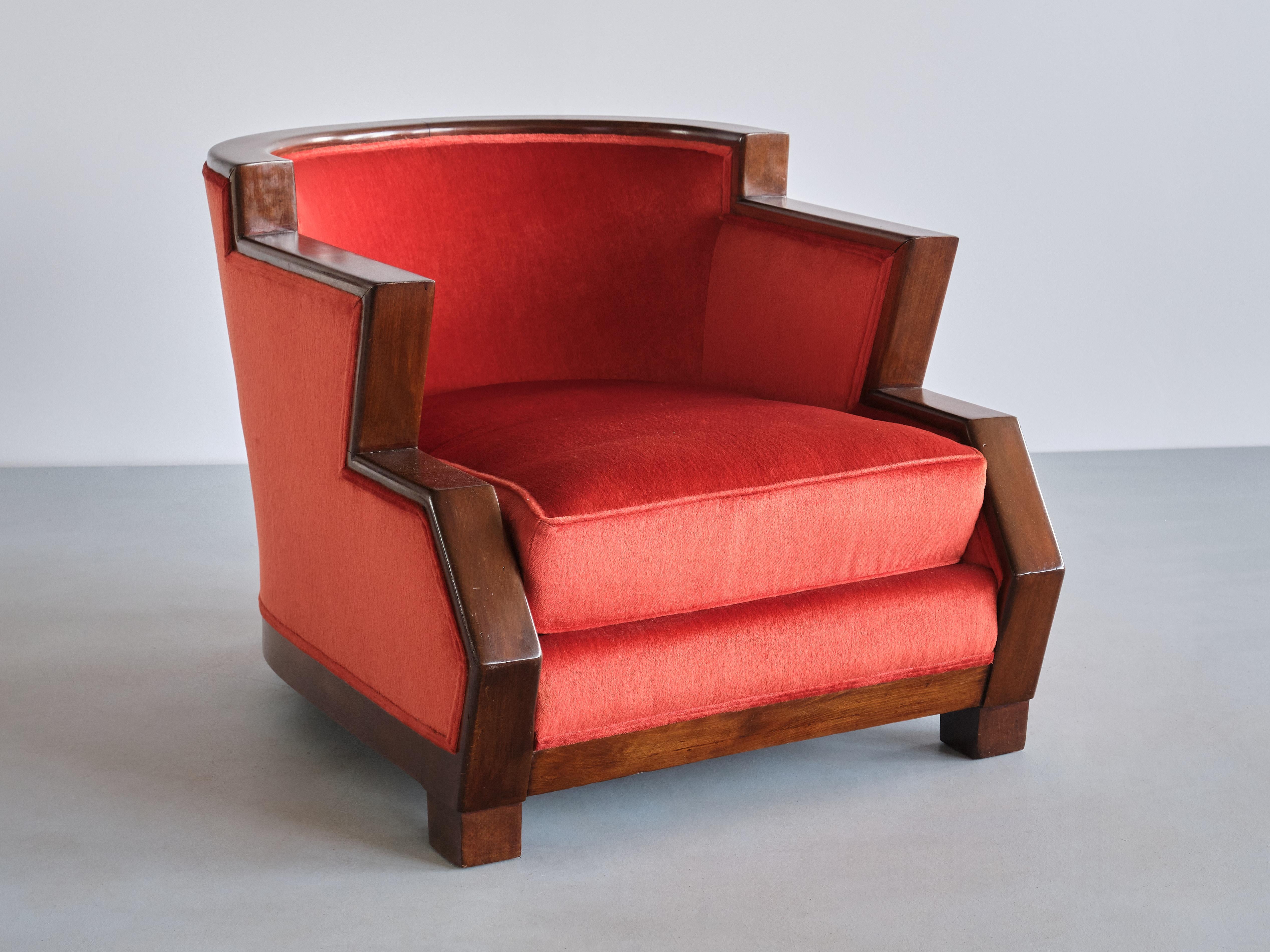 Ce fauteuil Art déco remarquable a été fabriqué en Belgique au milieu des années 1920. La forme distincte, étagée et angulaire du design est un excellent exemple de l'influence du cubisme à cette époque particulière. L'originalité du design et le