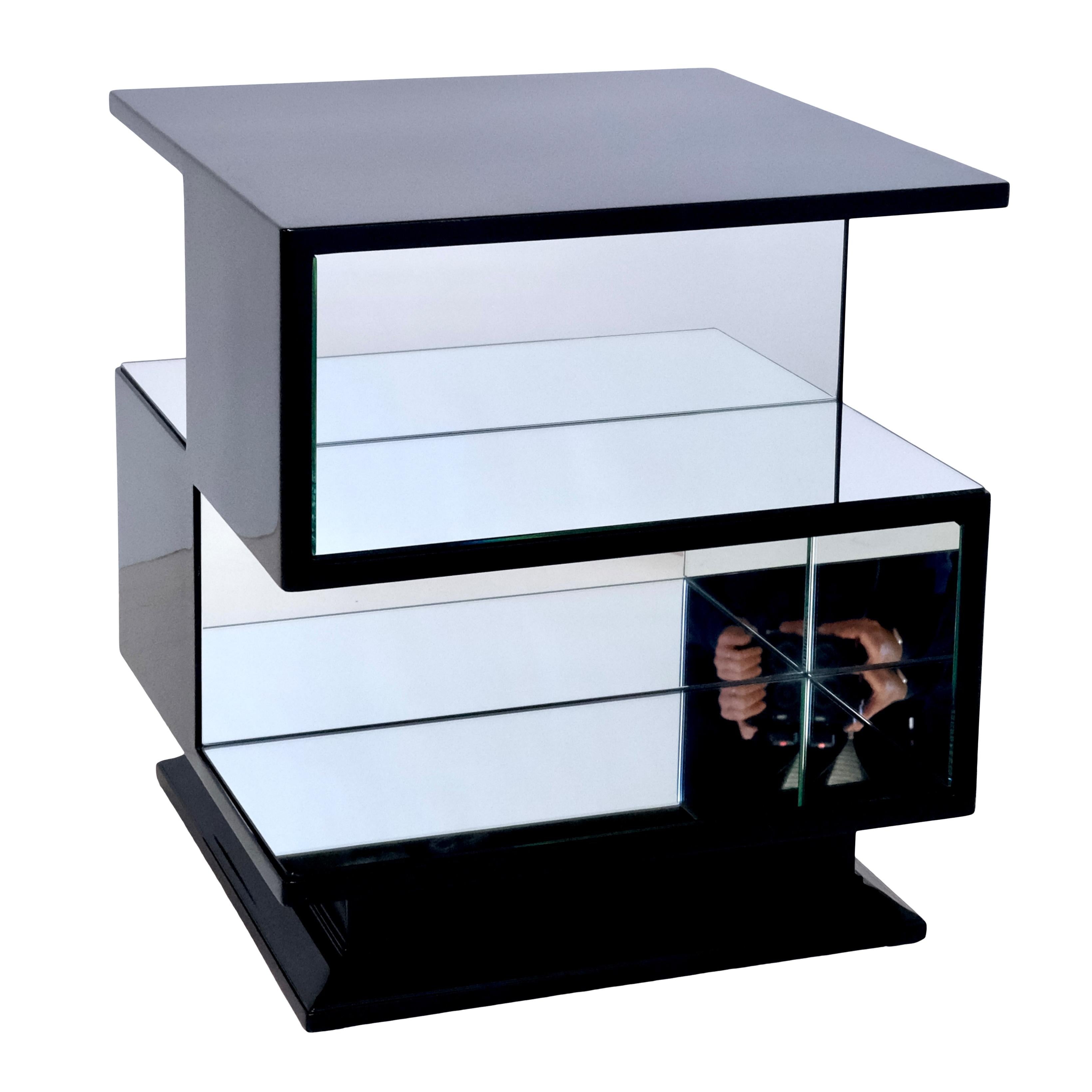 Quadratic side table
High gloss black piano lacquer
Mirrored surfaces

Original Art Deco, France 1930s

Dimensions:
Width: 53 cm
Height: 59 cm
Depth: 53 cm