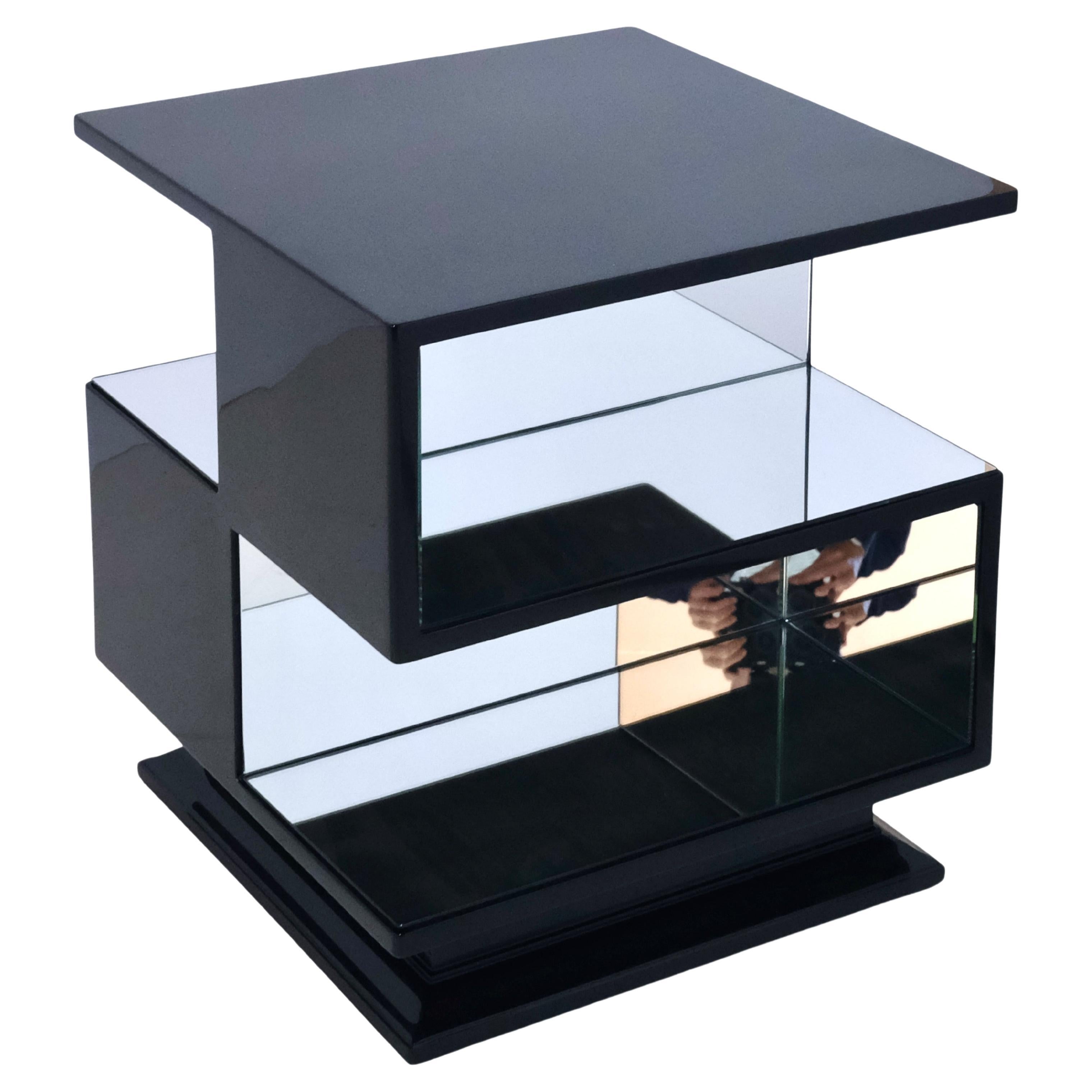 Table d'appoint Art Déco cubiste en laque noire avec surfaces en miroir 
