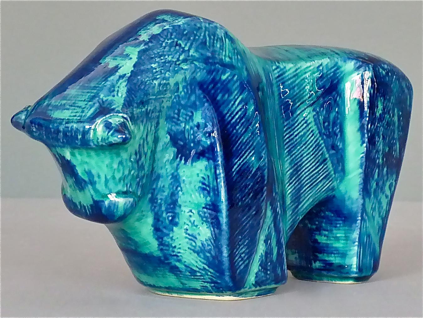 Sculpture cubiste italienne de taureau bison en céramique de style Art Déco avec glaçure brillante de couleur bleue, turquoise à bleu foncé avec des craquelures partiellement légères, exécutée en Italie, vers les années 1970. La belle sculpture avec