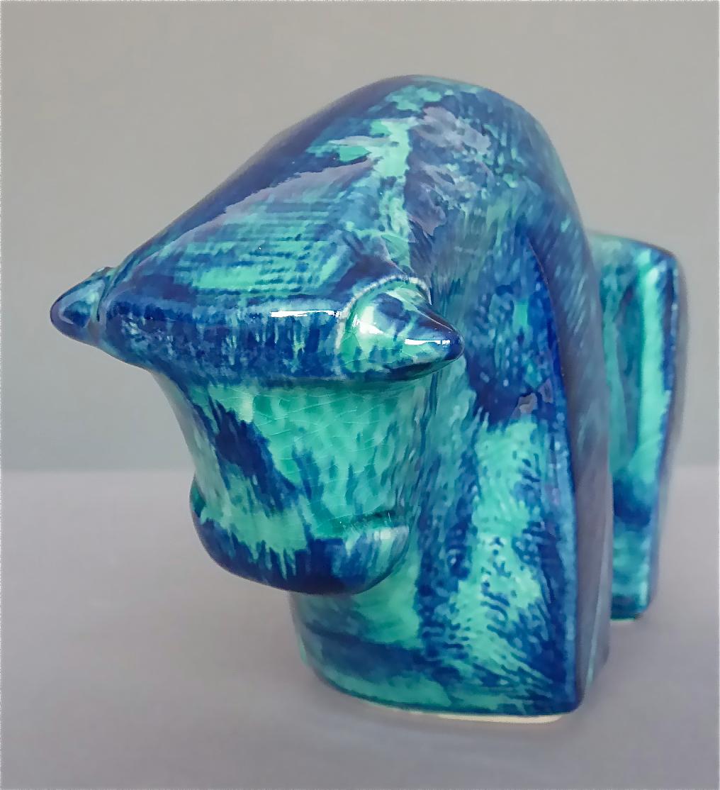 Vernissé Sculpture de taureau cubiste bison sculptée en céramique bleue de style Art déco, Italie, années 1970, époque Bitossi en vente