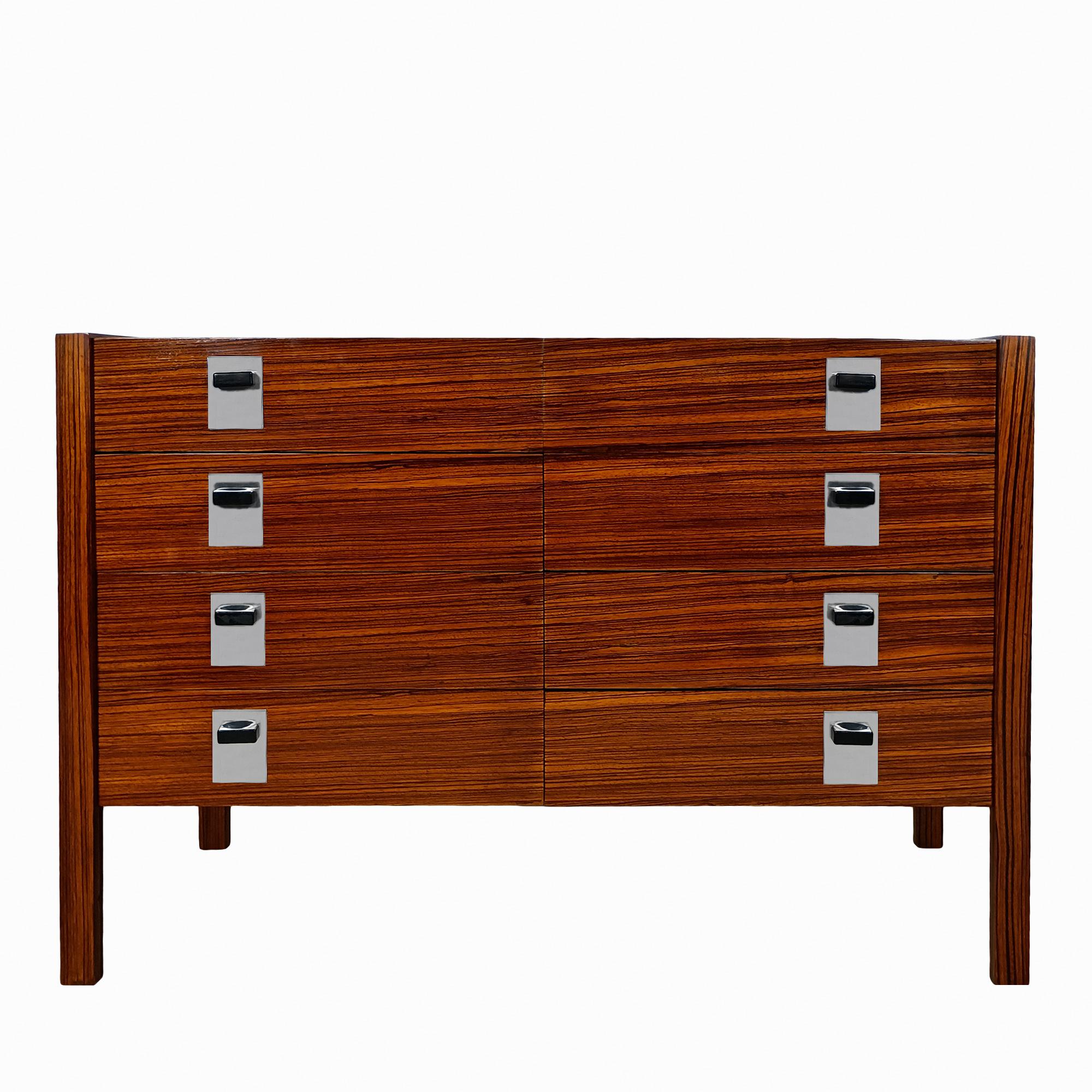 Cassettiera cubista in mogano massiccio con impiallacciatura Zebrano, 8 cassetti che si aprono con maniglie in composito e alluminio. Smalto francese.

Spagna, circa 1960