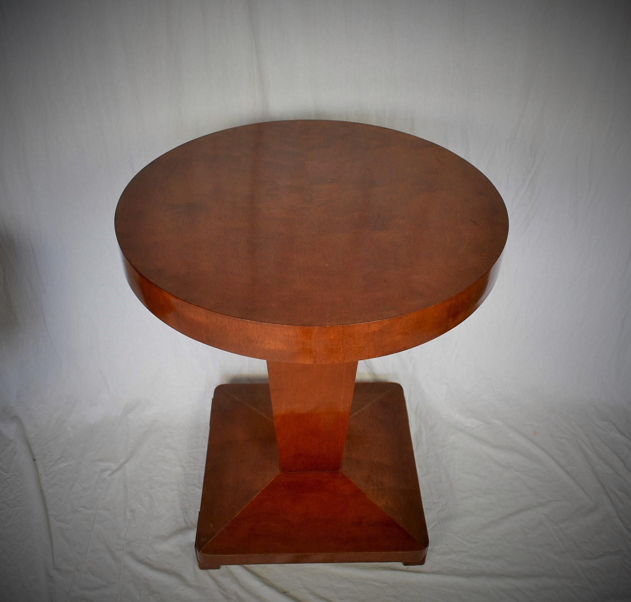 Small Cubist coffee or side table with walnut veneer.
Good condition
Cleaned.