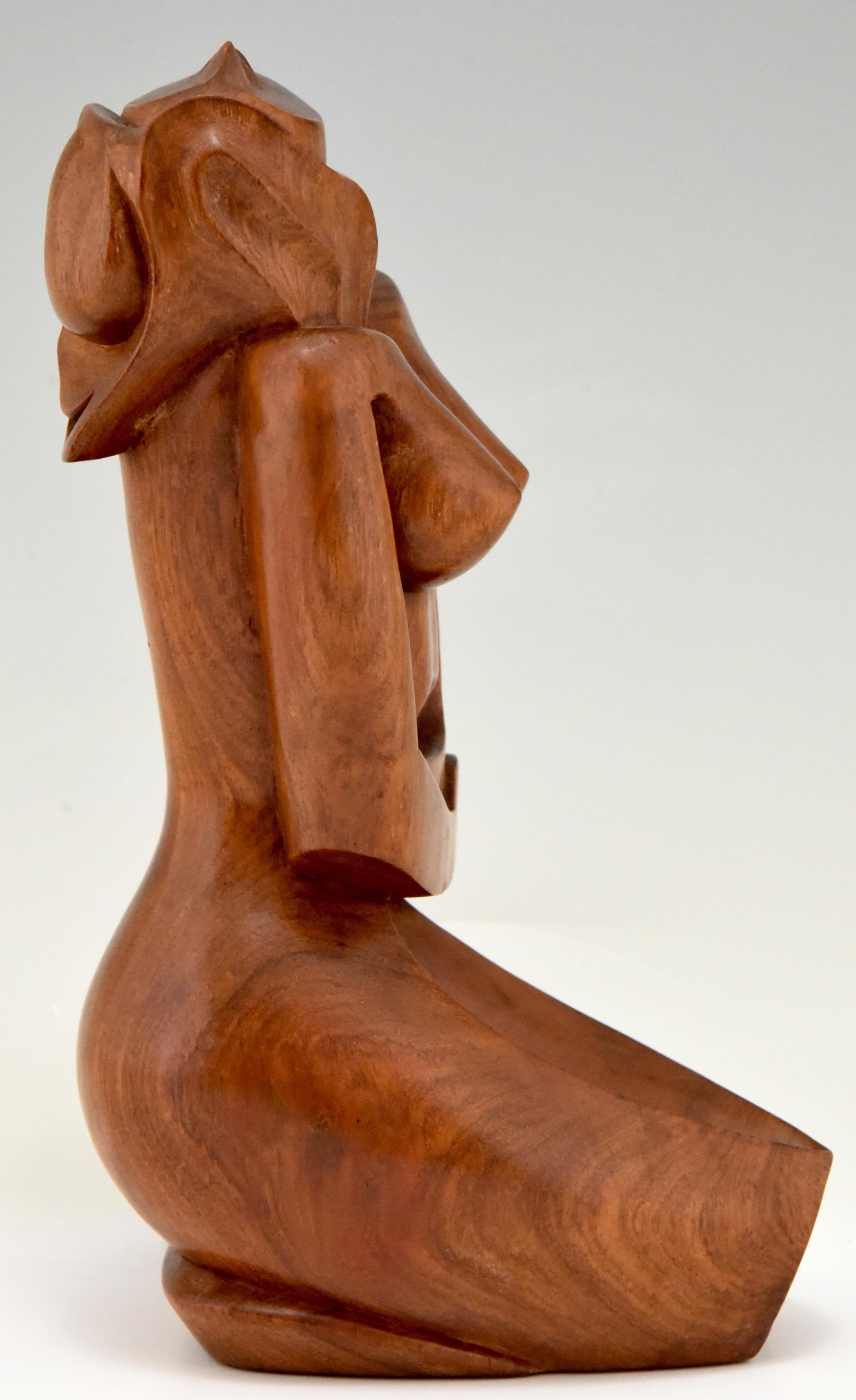Cubist Hand Carved Wooden Sculpture of a Seated Nude, France, 1960 In Good Condition For Sale In Antwerp, BE