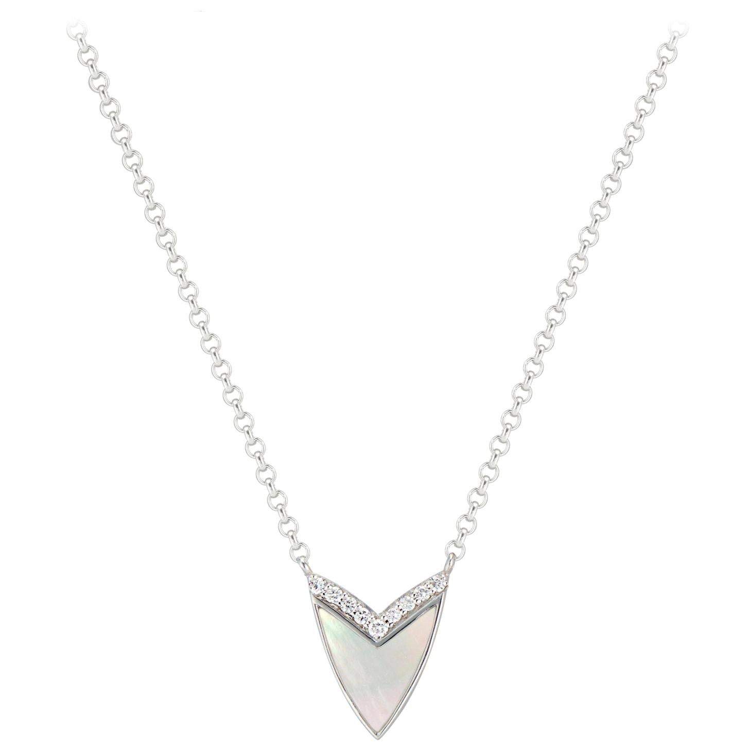 Die elegante kubistische Herz-Halskette mit Perlmutt und Diamanten von Ri Noor verleiht jedem Outfit einen Hauch von Raffinesse. Der Anhänger ist von der Form eines Herzens inspiriert und abstrahiert sie zu einer geometrischen Form mit einem V aus