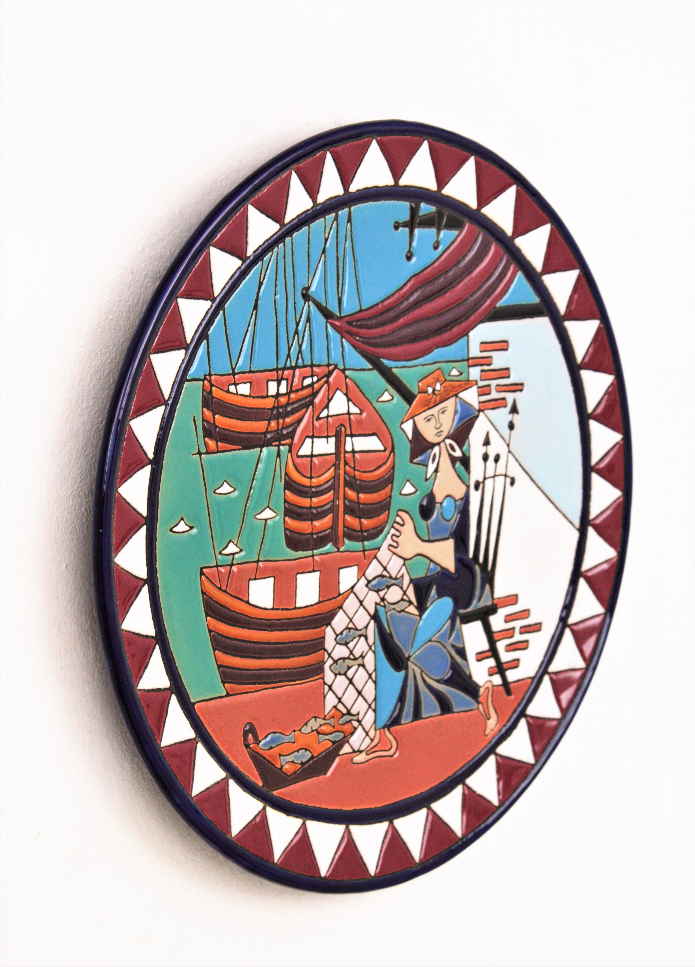 Mid-Century moderno Piatto decorativo da parete in ceramica spagnola con scena di pesca in vendita
