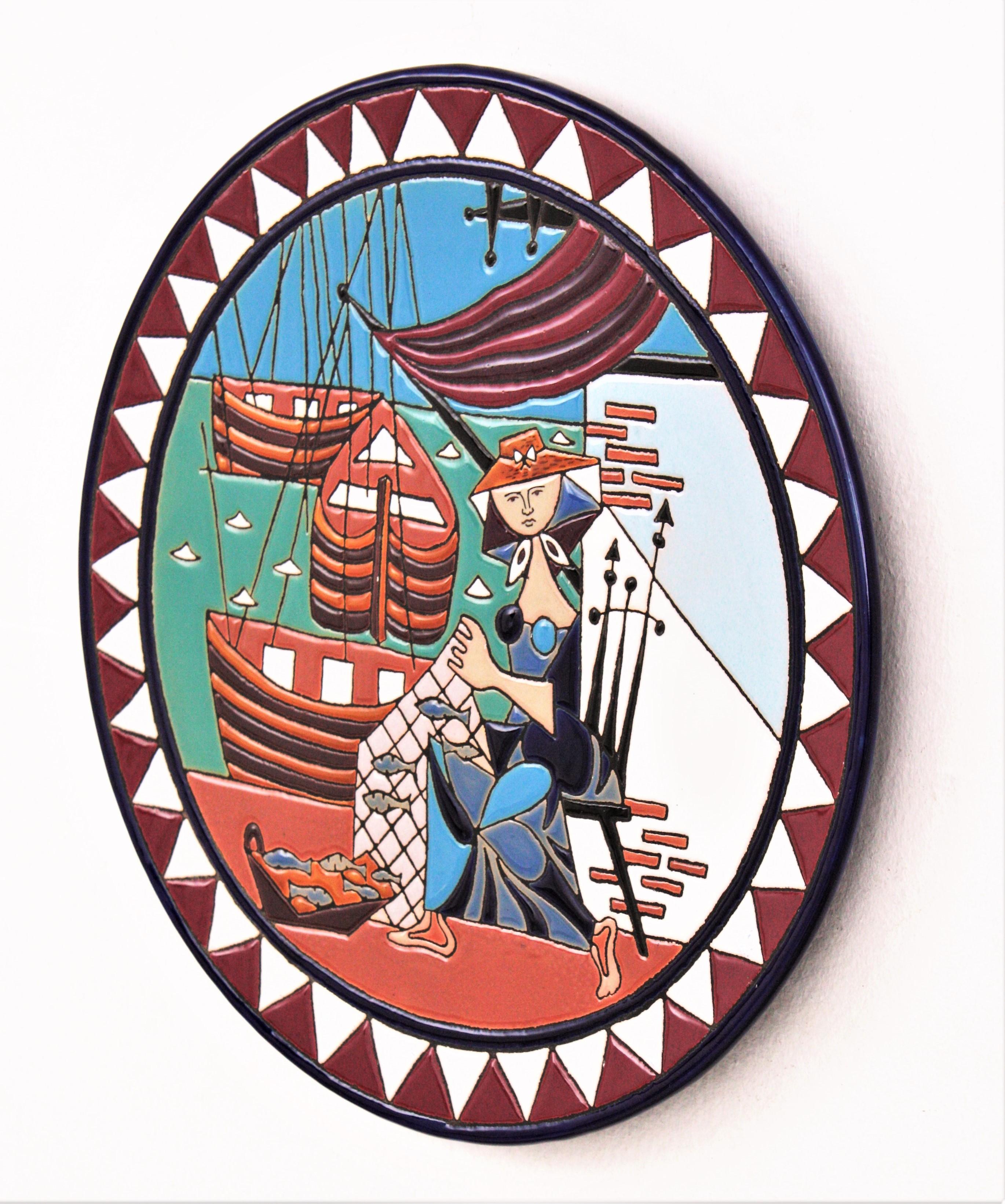 Spagnolo Piatto decorativo da parete in ceramica spagnola con scena di pesca in vendita
