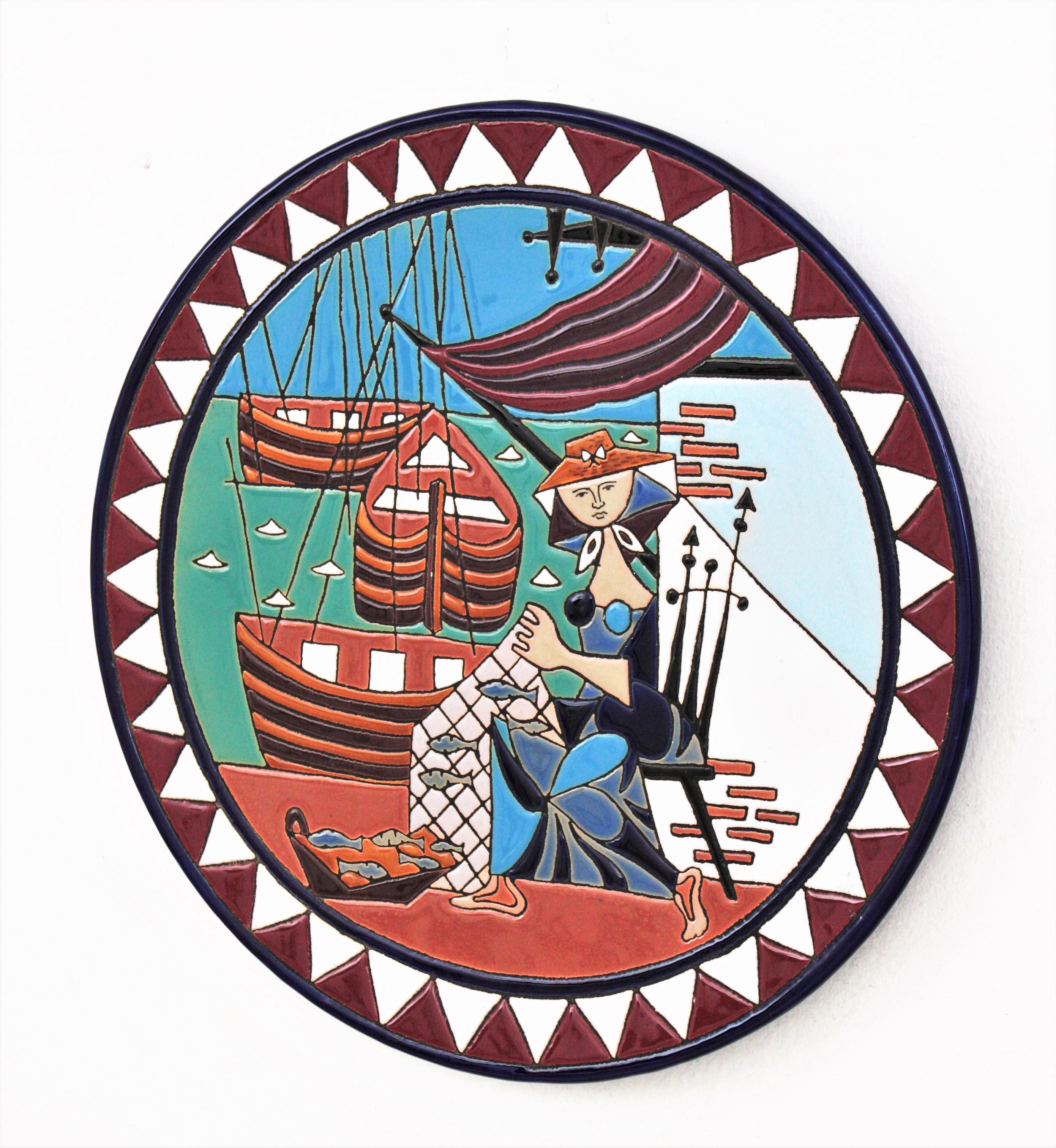 Smaltato Piatto decorativo da parete in ceramica spagnola con scena di pesca in vendita