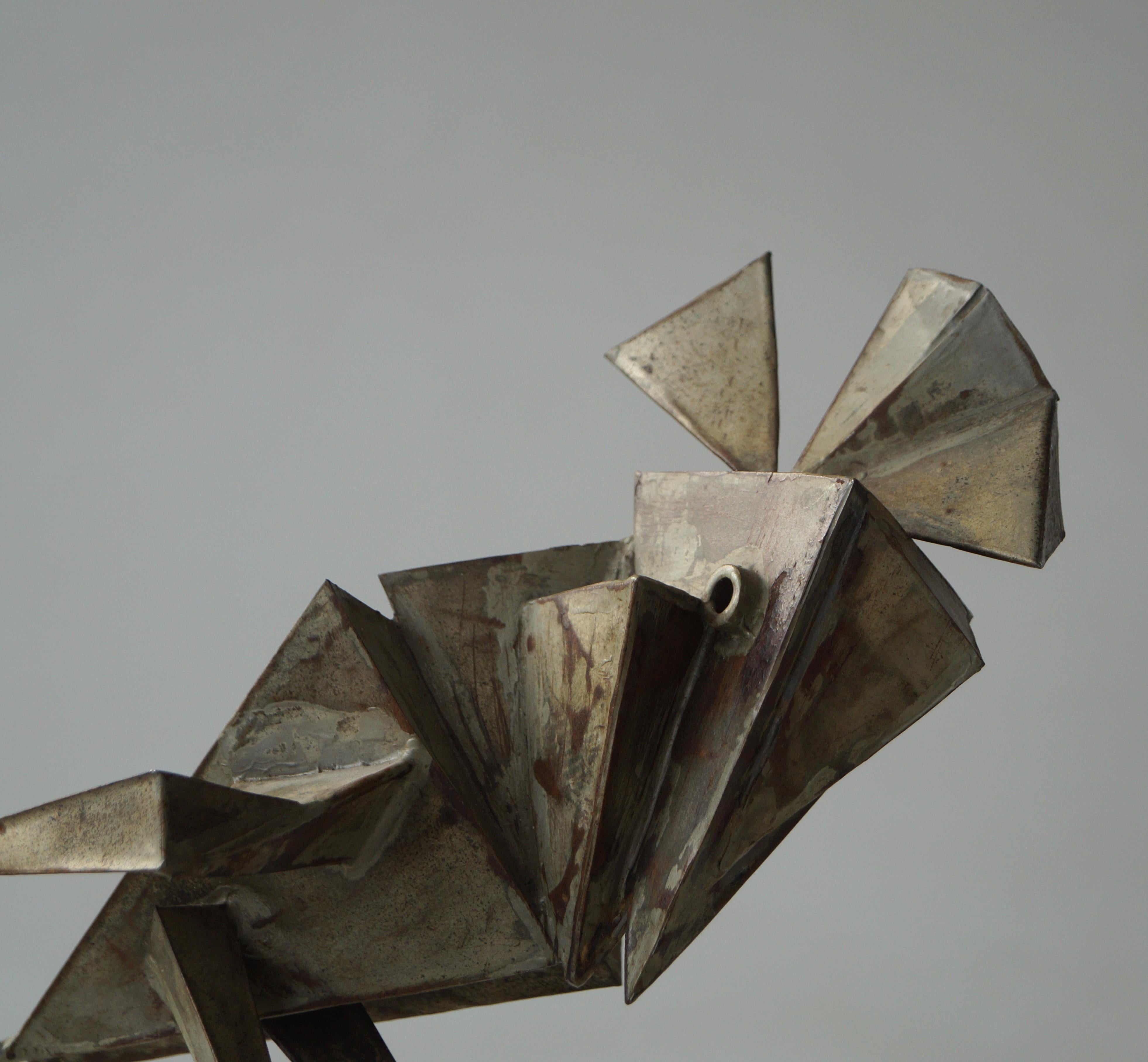 Eccezionale  scultura di un uccello cubista, realizzata in lamiera, firmata LW e L.Wiesell. Un pezzo unico molto decorativo con un design straordinario e un'ottima patina sul metallo. I colori del metallo riflettono l'ambiente e la luce. Alcune