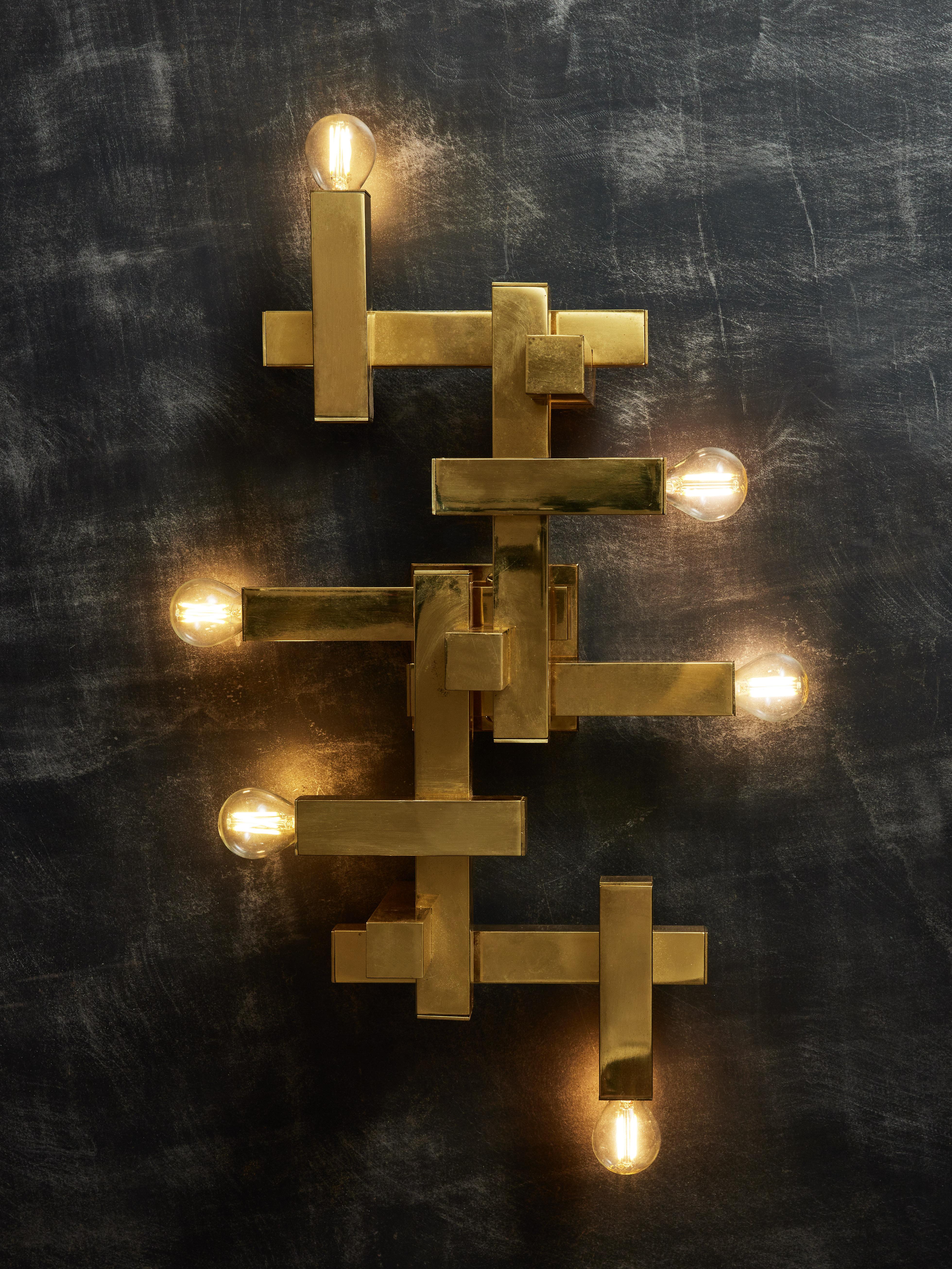 Kubistischer Wandleuchter von Gaetano Sciolari aus geometrisch zusammengesetzten quadratischen Rohren, aus denen sechs Lichtquellen hervorgehen. Kann auch flächenbündig an der Decke befestigt werden.
Original Herstelleraufkleber auf der