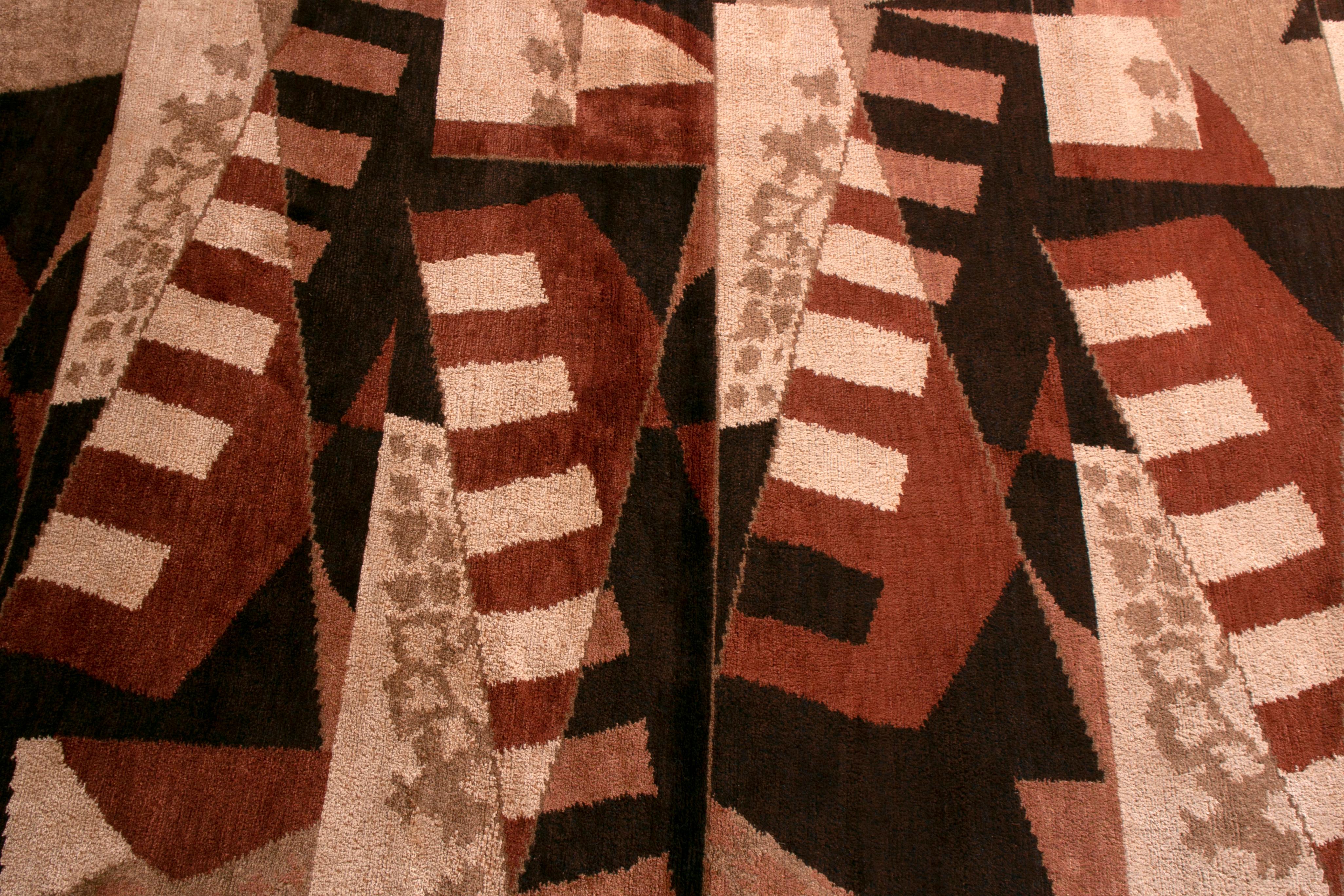 Noué à la main Tapis cubiste beige-marron en laine et soie à motif géométrique de Rug & Kilim en vente
