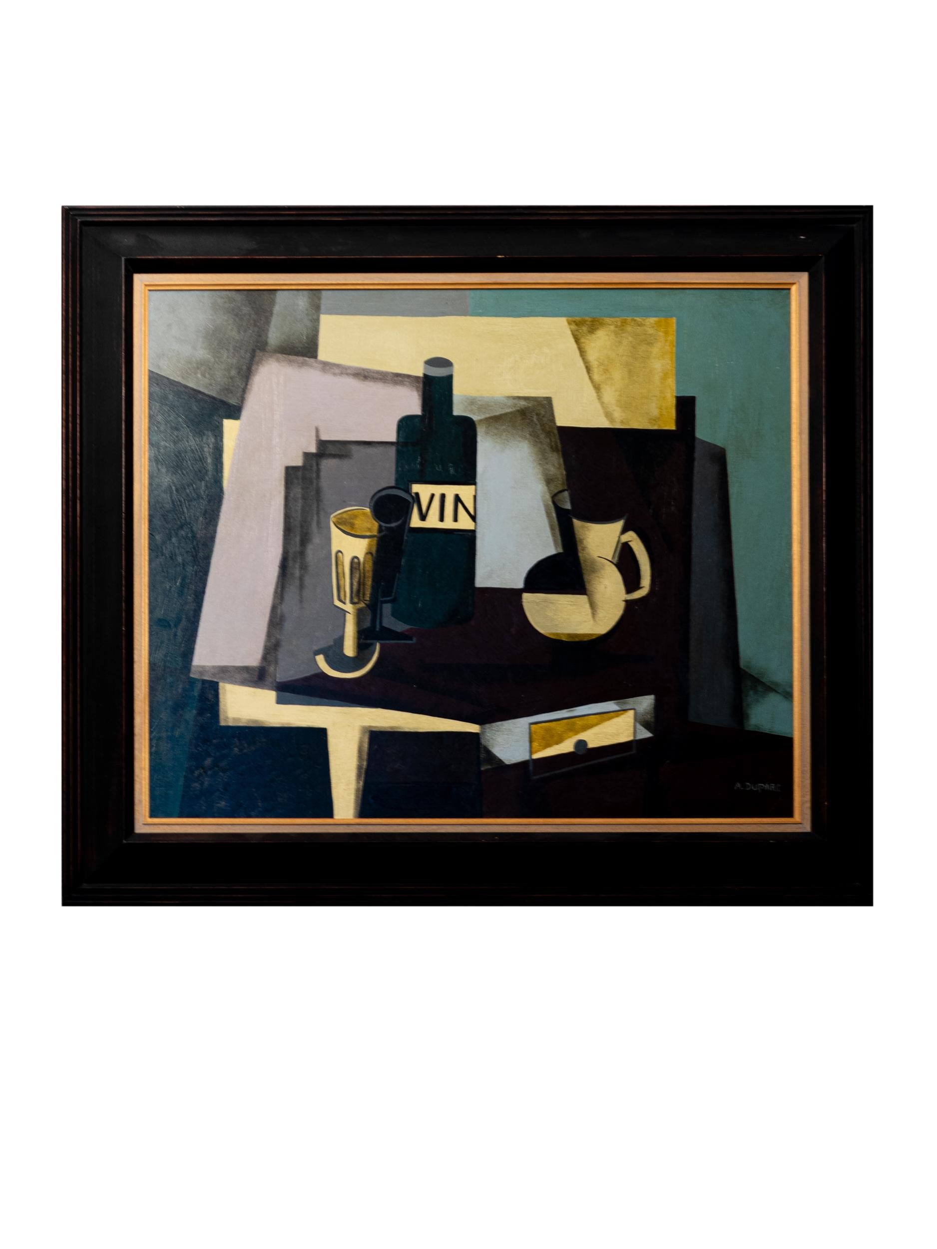 Dieses modernistische kubistische Stillleben von A. Duparc zeigt geometrische und facettierte Formen in einer stimmungsvollen Komposition mit einer Weinflasche, einem Kelch und einem Krug. Das Werk ist aus Pappmaché und Öl auf einer Holzoberfläche