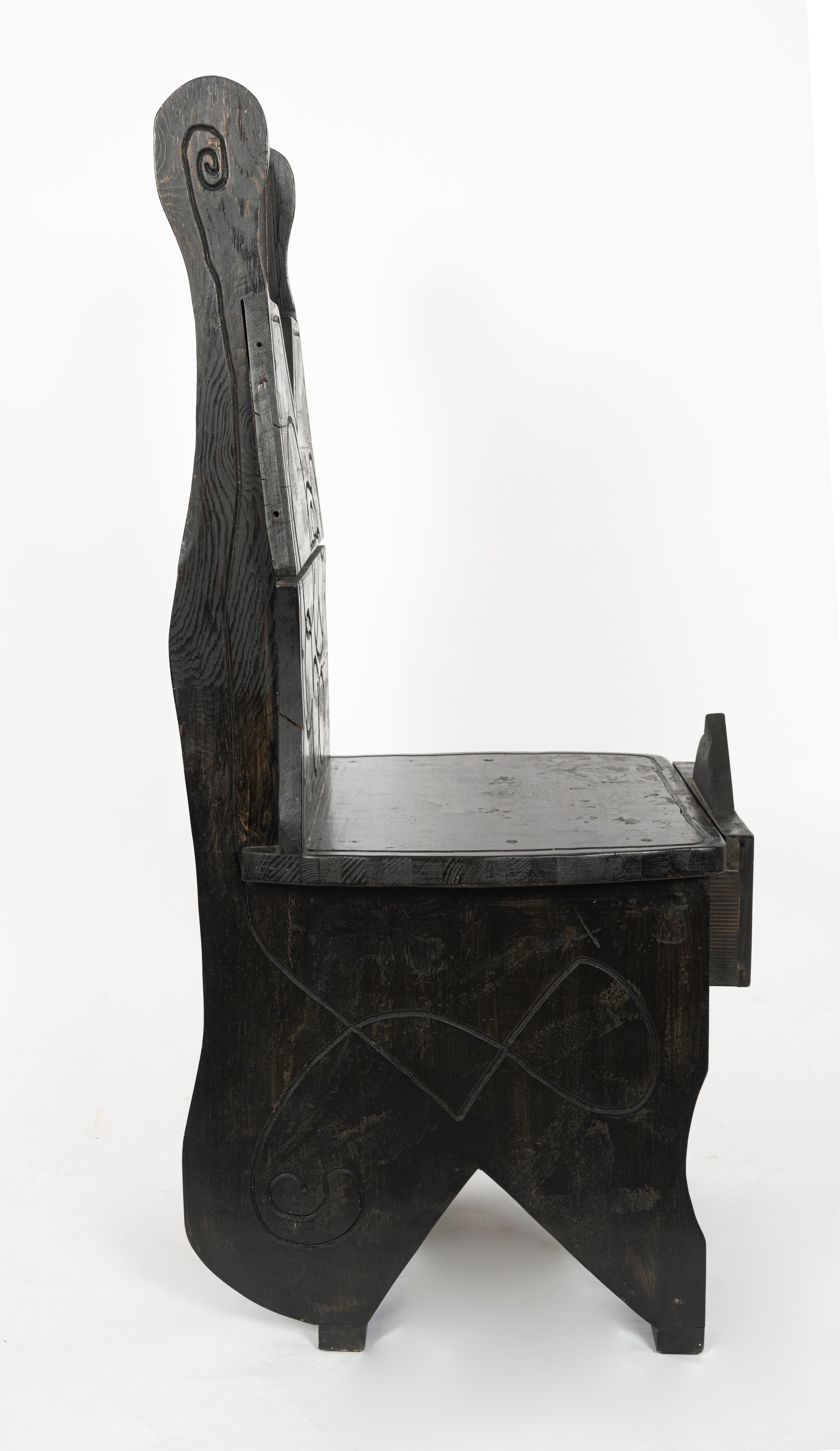Ensemble bureau et chaise de style cubiste tchèque en chêne ébonisé avec détails polychromes.

Dimensions supplémentaires :
Le plateau du bureau mesure 28,25