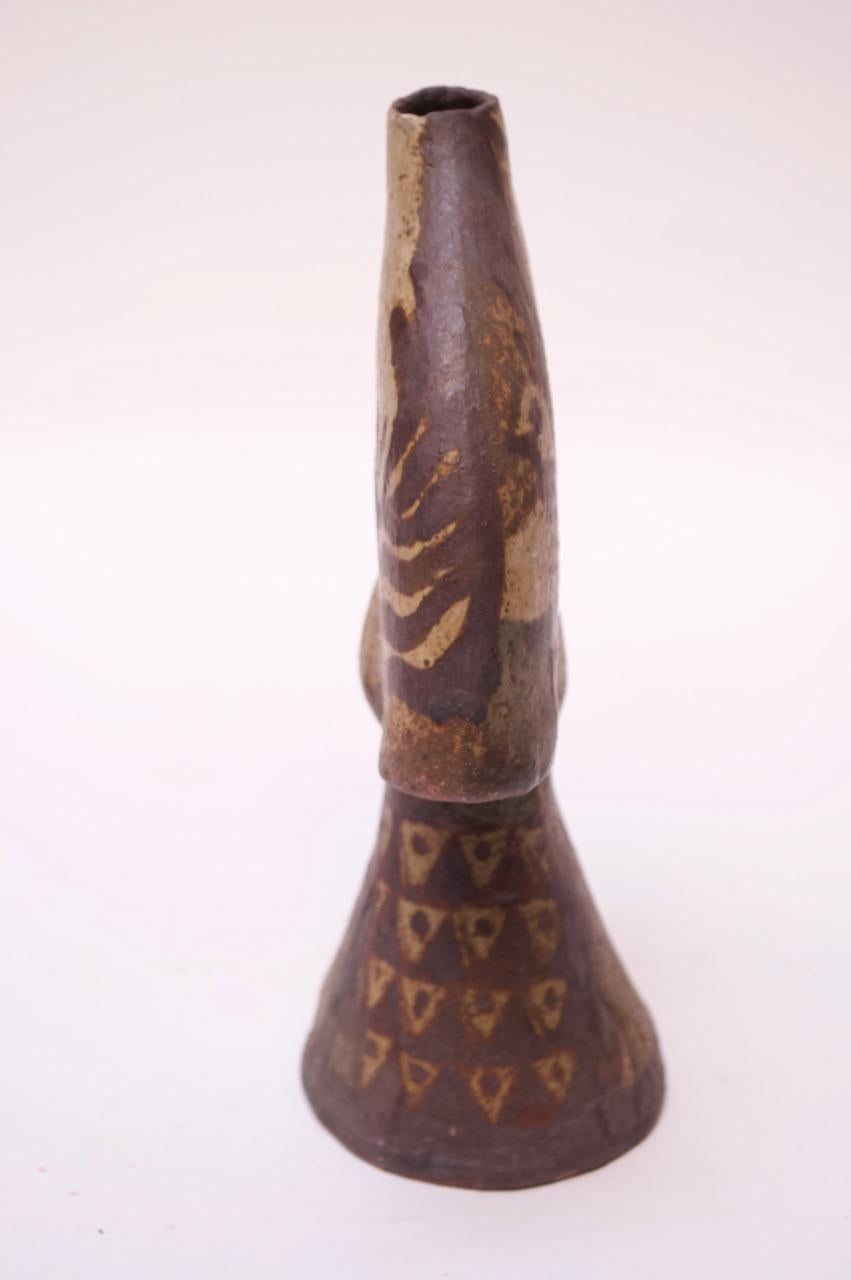 Intrigant vase d'atelier en grès de style cubiste avec une déformation du visage d'une femme sur les deux côtés. Beaux éléments texturaux : marbrures à la surface et motifs linéaires et géométriques partout. 
Non signé, mais probablement des années