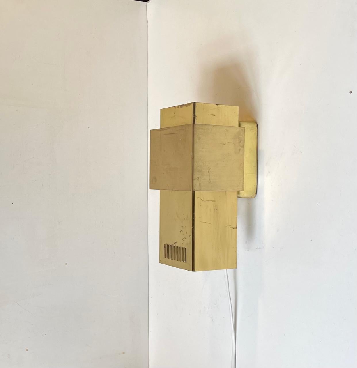 Unusual wall light in solid brass. Multiple shades/diffusers. Cubist - constructivist style in the manner of Curtis Jere and Preben Dahl. Unknown Swedish designer/maker circa 1960-75. Measurements: H: 23 cm, W: 12 cm, Dept: 12.5 cm. For the US. It