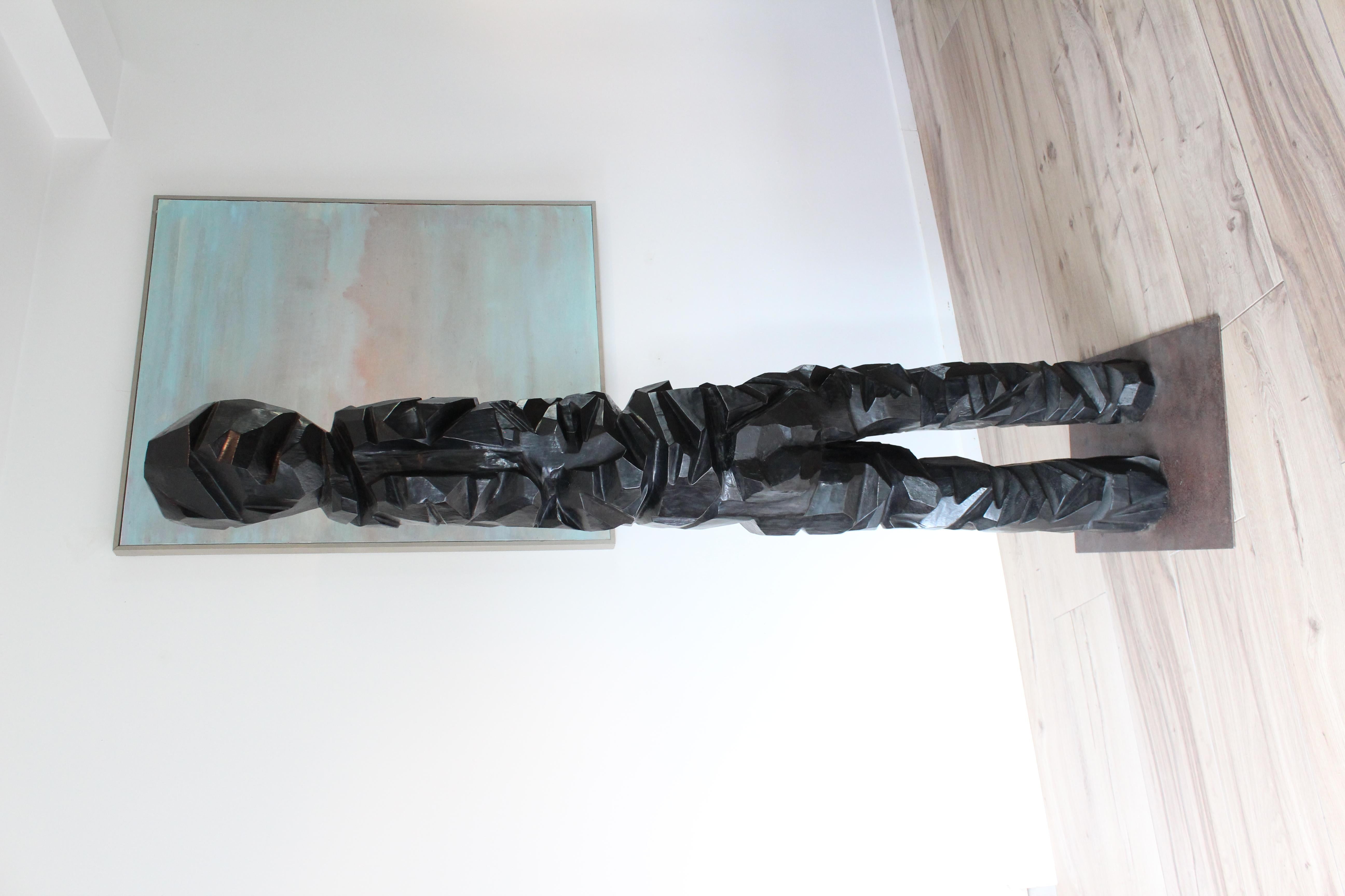 Grande sculpture totem cubiste, représentant une figure non figurative, construite à partir d'un bloc de bois massif et sculptée dans plusieurs petits blocs de bois de formes différentes. Fabriqué en bois brûlé, également appelé so shugi ban, une