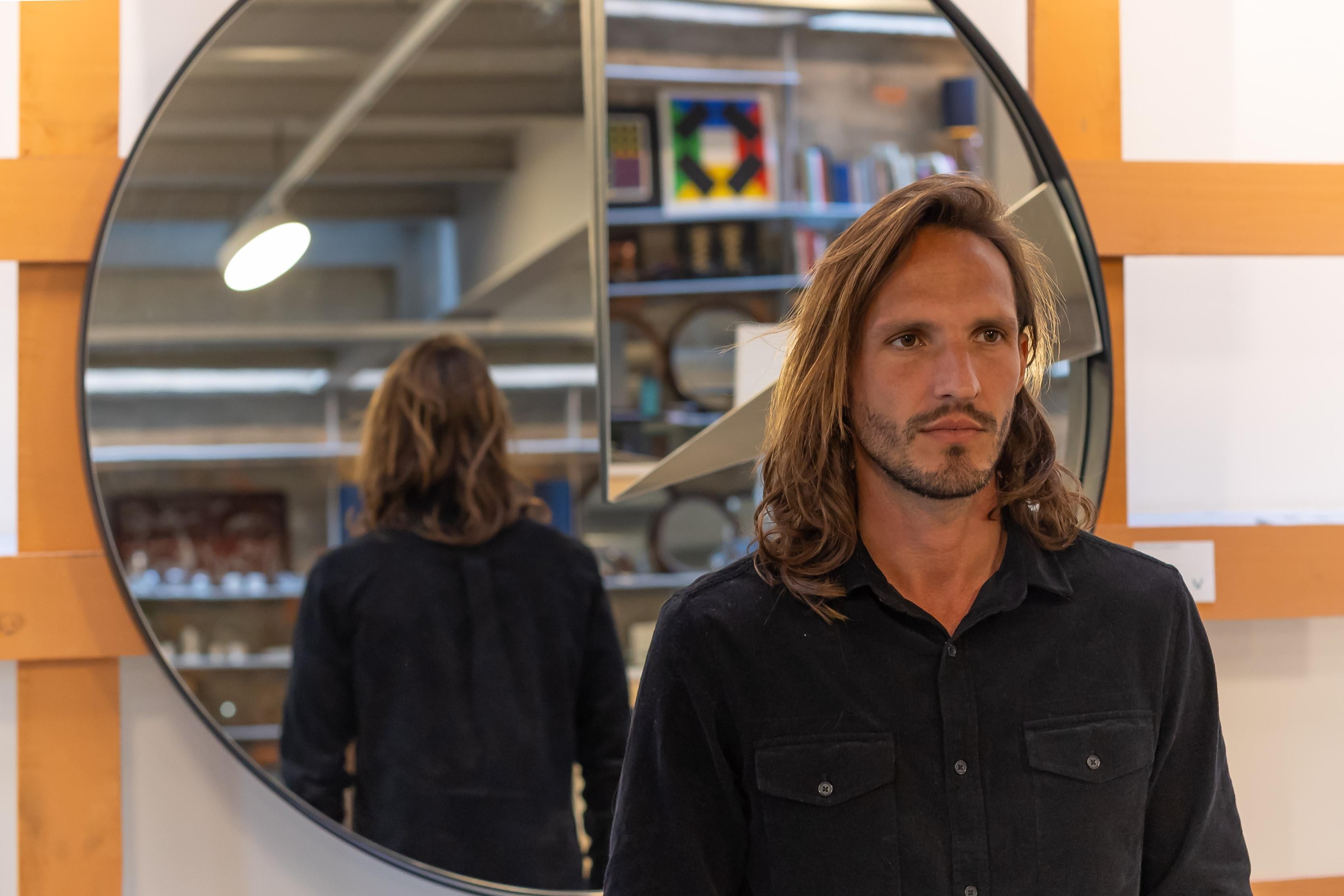 Miroir cubiste à multiples facettes avec différents plans inclinés.
Inspiré par la perspective plurielle de l'espace, il se traduit par un reflet innovant des différentes parties de la pièce.
Cadre avec rotation à 360°, permettant de placer les