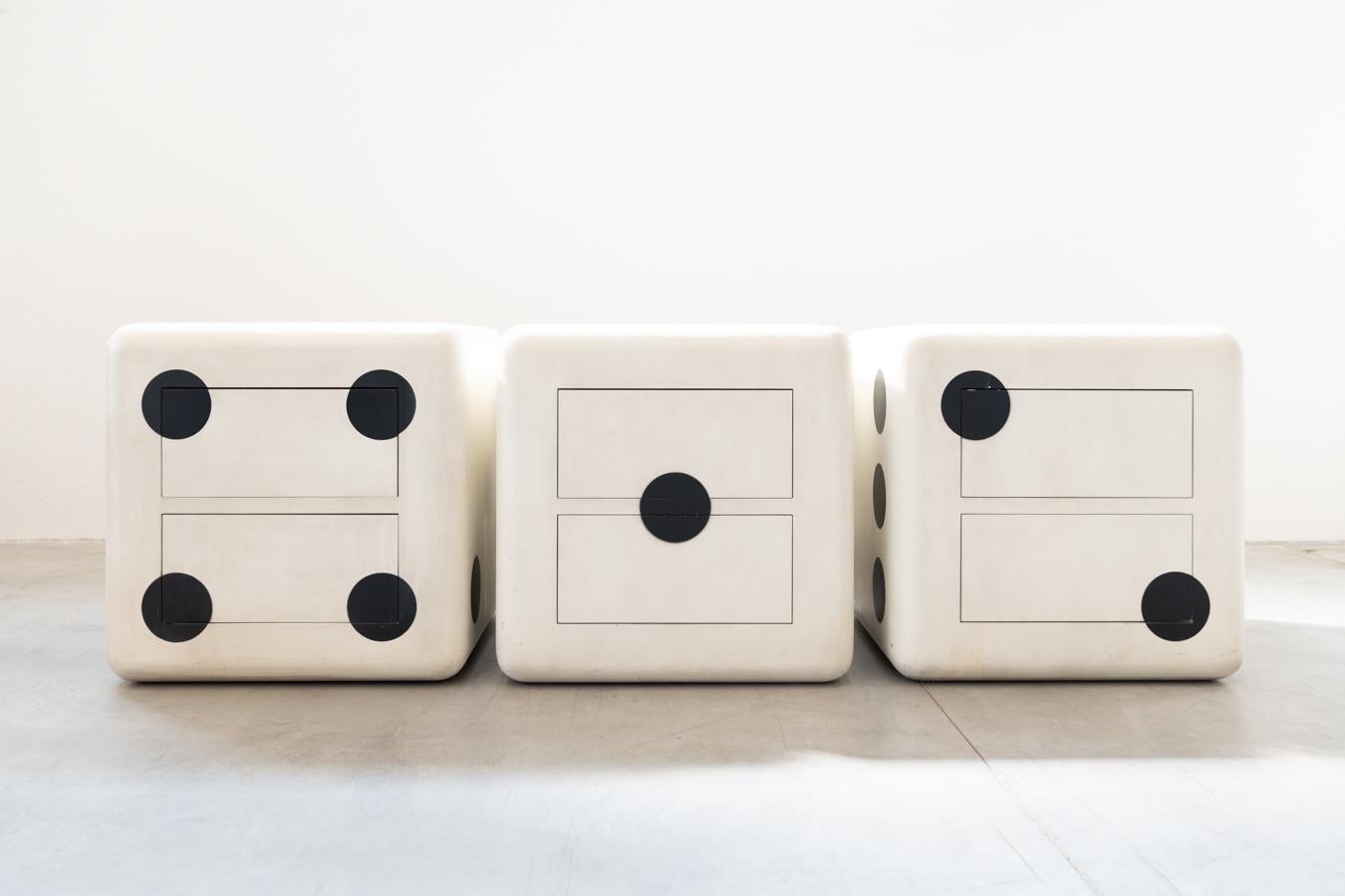 Italian Cube à dés avec roues et deux tiroirs Années 1980 en vente