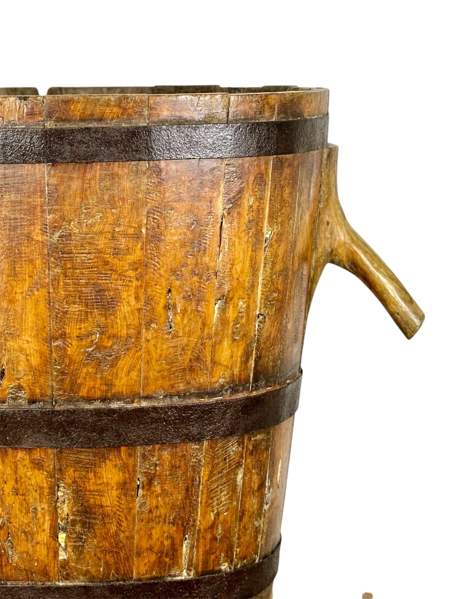 Rustic cubo de vendimia tradicional For Sale