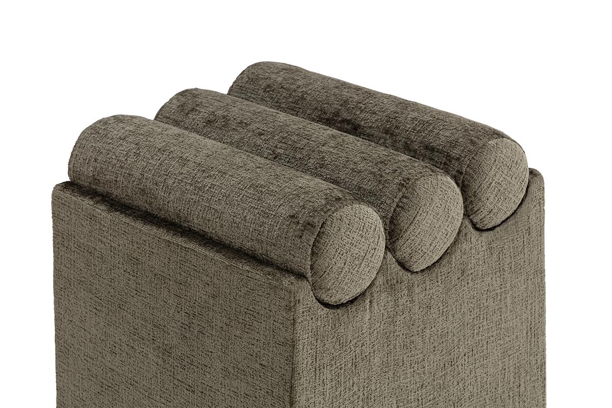 Eleva l'arredamento della tua casa con l'ottomana imbottita Cubo di Spazio Bressan, un mix distintivo di design contemporaneo e pratica funzionalità. Questo elegante pouf presenta una silhouette pulita e cubica, moderna e versatile, che lo rende
