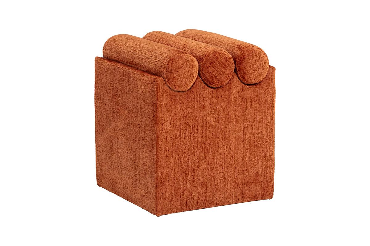 Eleva l'arredamento della tua casa con l'ottomana imbottita Cubo di Spazio Bressan, un mix distintivo di design contemporaneo e pratica funzionalità. Questo elegante pouf presenta una silhouette pulita e cubica, moderna e versatile, che lo rende