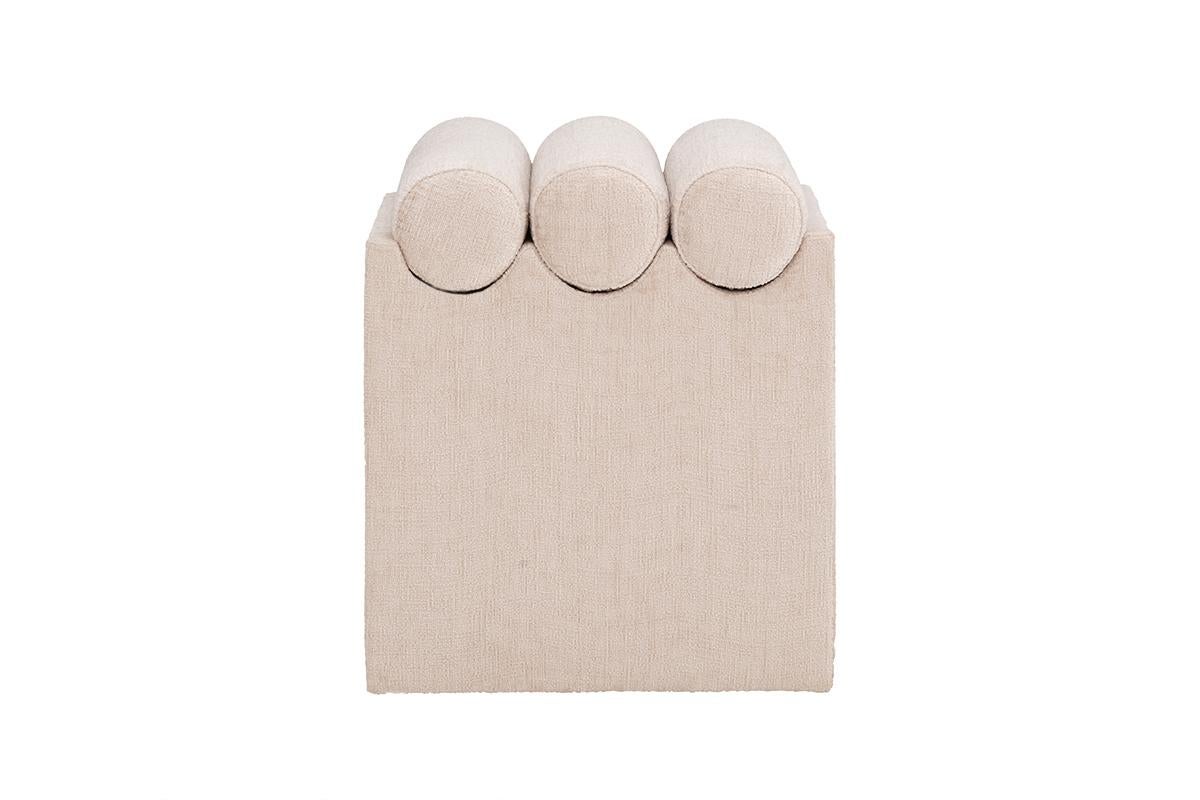 Verwandeln Sie Ihr Zuhause mit dem gepolsterten Hocker Cubo von Spazio Bressan, der eine einzigartige Kombination aus modernem Design und funktionaler Eleganz bietet. Diese schicke Ottomane hat eine schlanke, würfelförmige Form, die sowohl modern