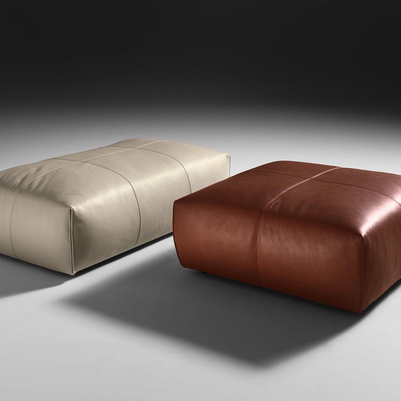 A refined addition to a modern or classic interior, this set of two poufs is a sophisticated piece of functional decor. The two pieces are made of leather and feature different hues and shapes: a square brown one (100x100x45 cm), and a white