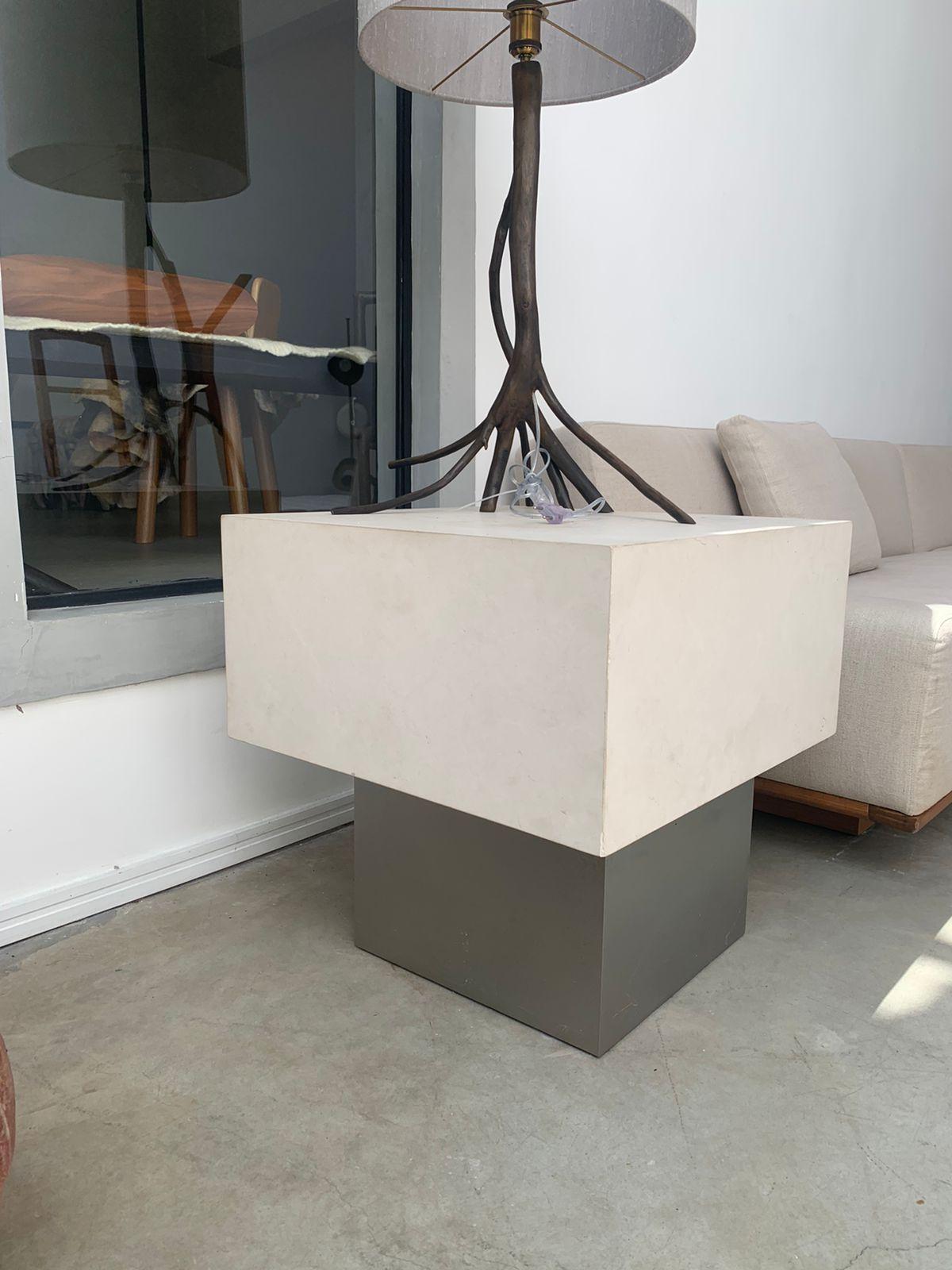 Moderne Table d'appoint « Cubo », design brésilien contemporain d'Arthur Casas en vente