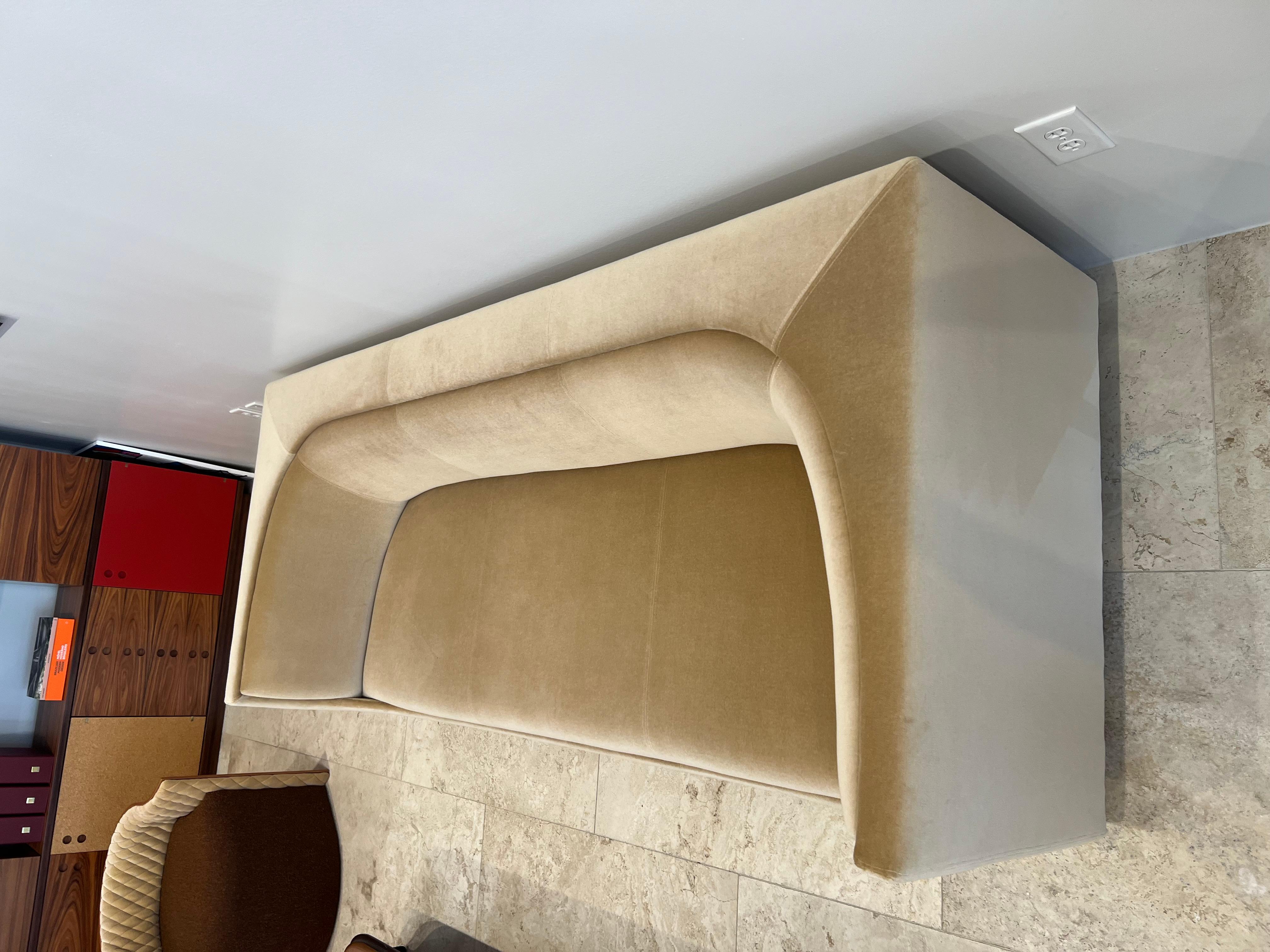 Cubo-Sofa
1960 / Neuauflage ab 2020
Die von Jorge Zalszupin in den späten 1970er Jahren entworfene Linie Cubo unterscheidet sich von seinen anderen Kollektionen. Diese leichten, aus Holz gefertigten Stücke sind gepolstert und bieten viel Komfort.